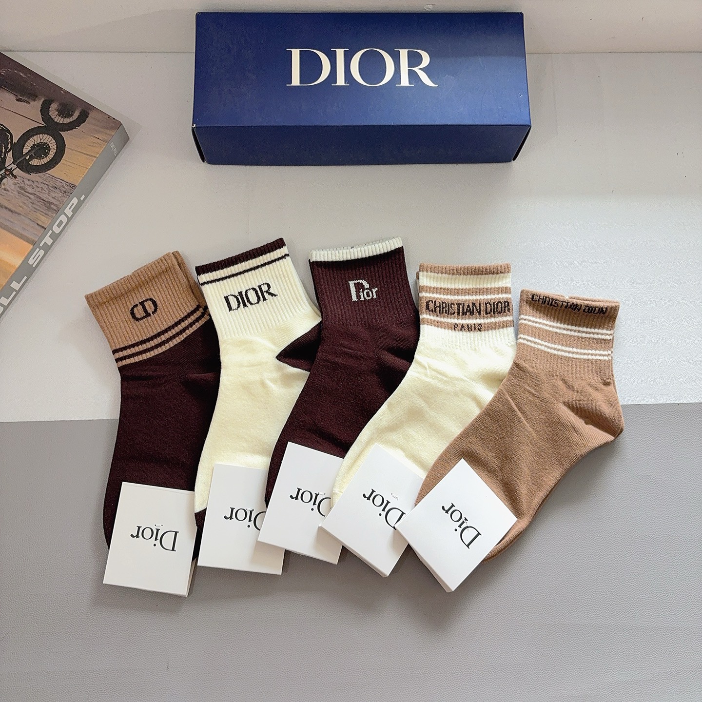 NO:584999,Comes with packaging (5 pairs in a box) Dior’s new mid-calf socks!  Pure cotton fabric, popular D pattern, counter-synchronized socks, big brands out on the street, fashionable people must-have super matching socks, stockings, socks, dior, dior, socks19860909配包装（一盒5双） Dior 迪奥 新款中筒袜子！纯棉面料,火爆Ｄ图案,专柜同步袜 大牌出街,潮人必备超好搭袜子,丝袜,袜子,dior,dior,socks,accessory