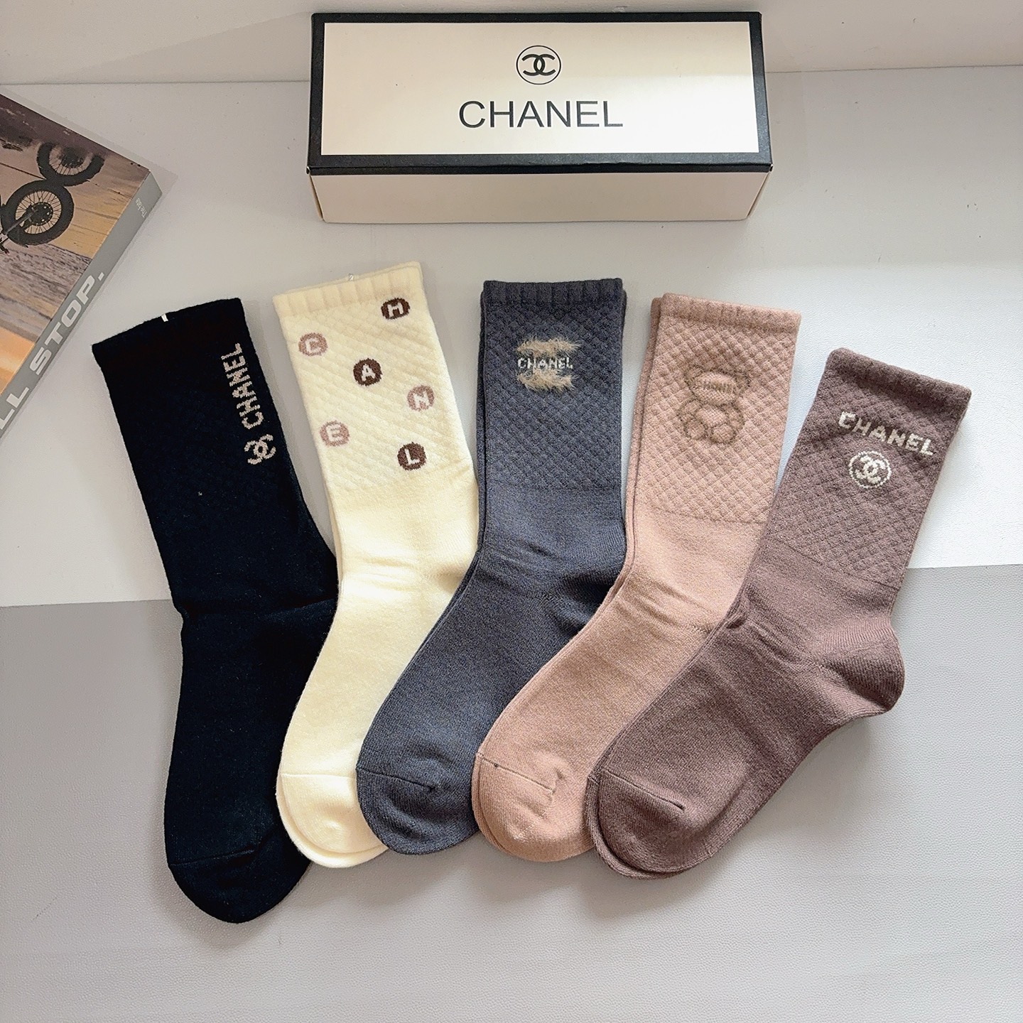 NO:585002,Comes with packaging (5 pairs in a box) CHANEL Chanel classic stockings, high-end rabbit velvet material, classic C letter pattern logo, big-name streetwear, a must-have for fashionistas, super easy to match!  socks, stockings, socks, chanel, chanel, socks19860909配包装（一盒5双） CHANEL 香奈儿经典长筒袜子、高版本兔绒材质 ,经典C字母图案logo,大牌出街,潮人必备,超好搭！袜子,丝袜,袜子,chanel,chanel,socks,accessory
