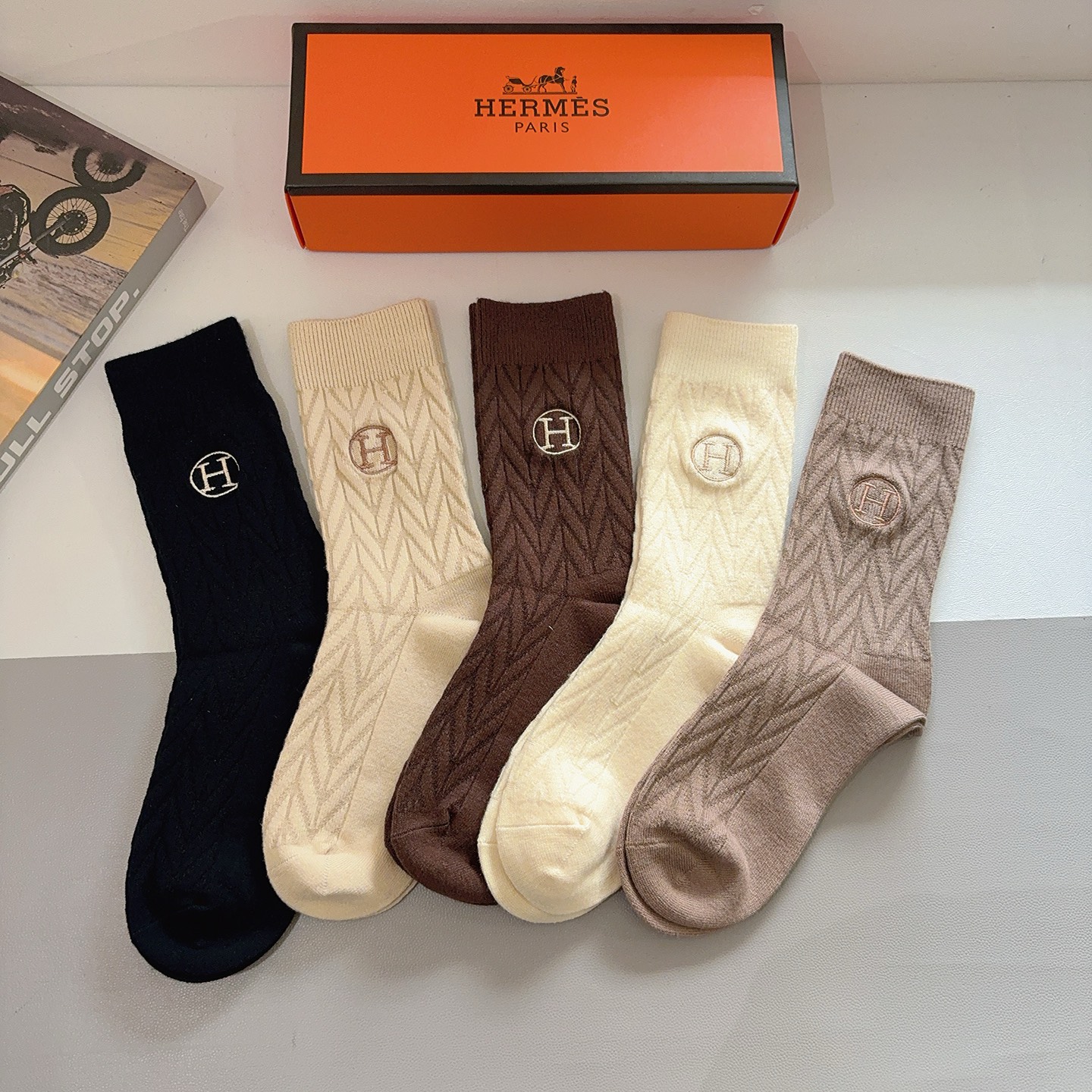 NO:585011,Comes with packaging [5 pairs in a box] HERMES high version embroidered cashmere stockings, a must-have for fashionistas, stockings purchased from fashion counters, super easy to match!  socks, stockings, socks, hermes, hermes, socks19860909配包 装【一盒5双】 HERMES（爱马仕）高版本刺绣羊绒长筒袜子潮人必不可少的时尚专柜代购长筒袜子 ,超级好搭配！袜子,丝袜,袜子,hermes,hermes,socks,accessory