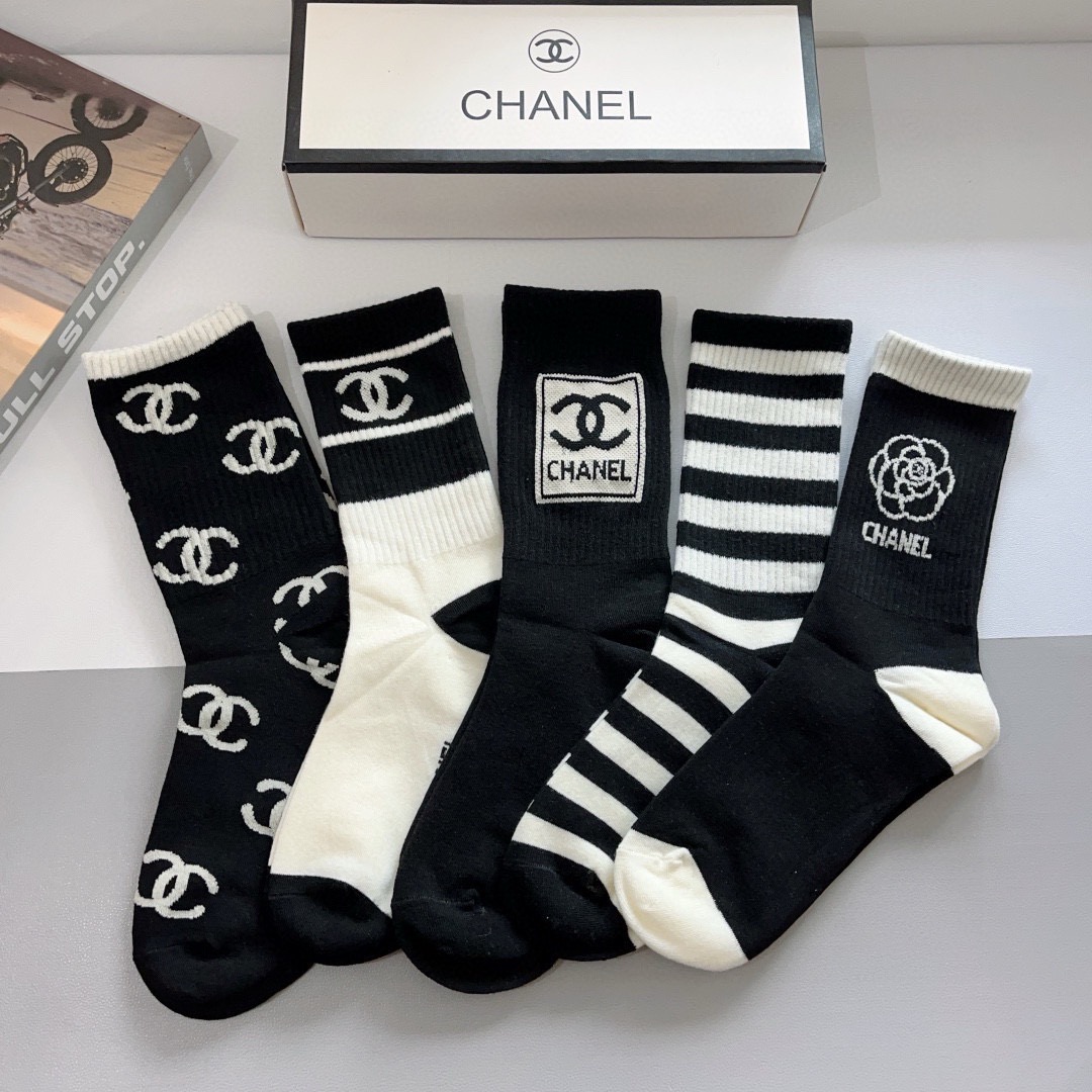 NO:585014,With packaging [5 pairs in a box] Chanel's new high-end long socks for women are available at the CHANEL counter at the same time. They are super soft and comfortable. The popular double C series in the counter are super popular small items. Big brands are out on the street. Fashionable people must have super matching socks, stockings, socks, chanel, chanel, socks.19860909配包装【一盒5双】 香奈儿 CHANEL专柜新款女款高端长筒袜子专柜同步上新,超柔软舒适,专柜爆款双C系列超火爆小单品,大牌出街,潮人必备超好搭袜子,丝袜,袜子,chanel,chanel,socks,accessory