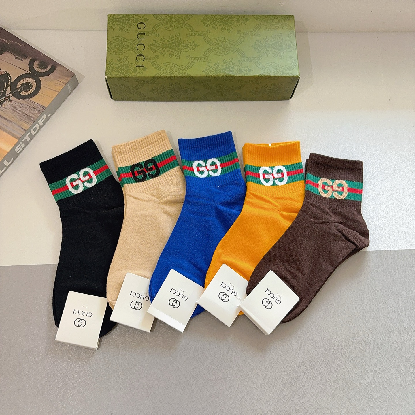 NO:585028,Comes with packaging (5 pairs in a box) GUCCI new early autumn mid-calf socks!  Pure cotton fabric, classic patterns, counter-synchronized mid- and short-cut socks, big-name streetwear, a must-have for fashionistas, super easy to match!  socks, stockings, socks, gucci, socks19860909配包装（一盒5双） GUCCI 古奇 新款早秋中筒袜子！纯棉面料,经典图案,专柜同步中短筒袜子,大牌出街,潮人必备超好搭！袜子,丝袜,袜子,gucci,socks,accessory