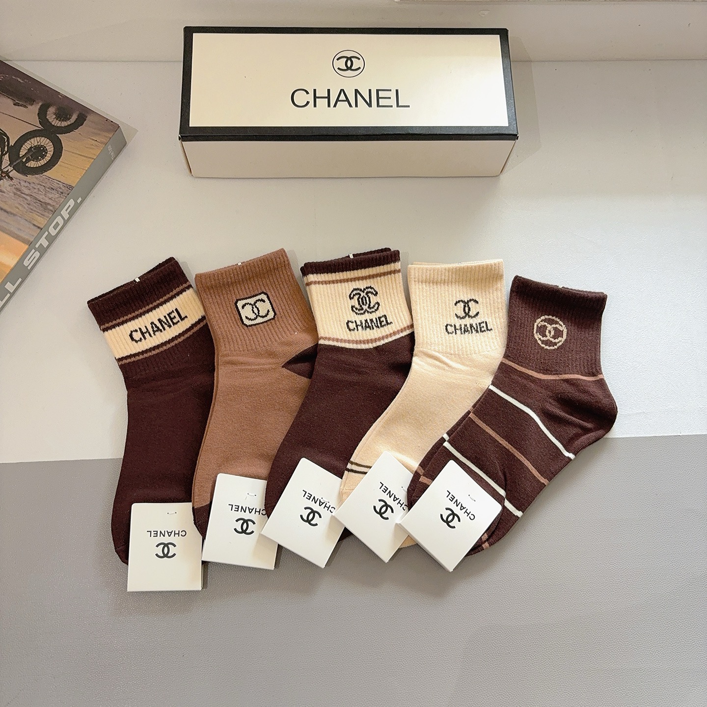 NO:585068,Comes with packaging (5 pairs in a box) CHANEL Chanel classic mid-calf socks, high version, pure cotton material, soft, instant sale of ordinary goods in the market, classic double C pattern logo, counters sync with big-name socks on the street, a must-have for fashionistas, super easy to match socks, stockings, socks, chanel, chanel, socks19860909配包装（一盒5双） CHANEL 香奈儿经典中筒袜子高版本纯棉材质柔软,秒杀市场普通货,经典的双C图案logo,专柜同步袜子大牌出街,潮人必备,超好搭袜子,丝袜,袜子,chanel,chanel,socks,accessory