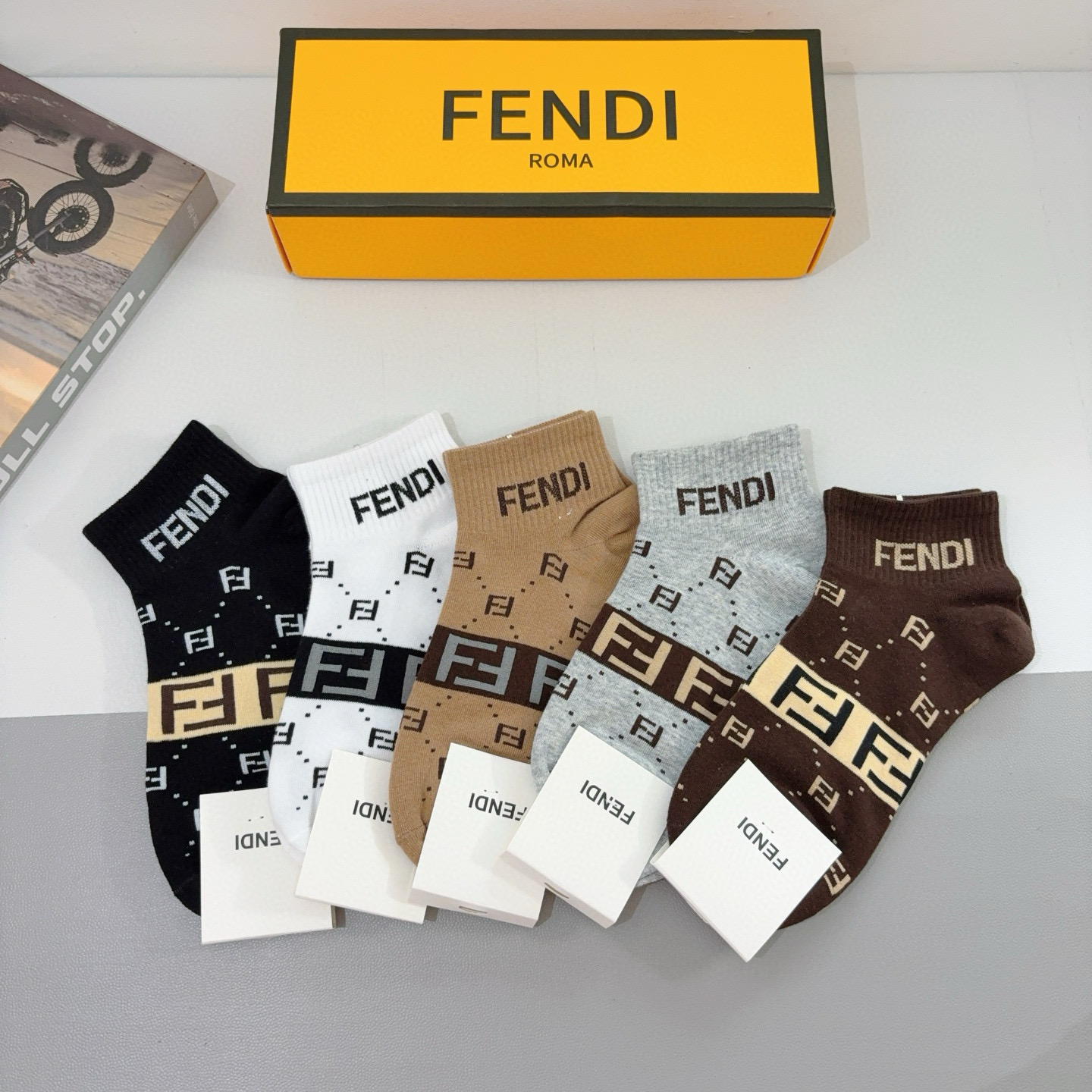 NO:585070,Comes with packaging (5 pairs in a box) FENDI Fendi letter double F popular mid-calf socks, pure cotton fabric, the same style as the counter. Pure cotton fabric, practical and easy to wear. Soft and breathable, fashionable and versatile, big-name streetwear. Socks, stockings, socks, fendi, fendi, socks19860909配包装（一盒5双） FENDI 芬迪 字母双Ｆ爆款中筒袜,纯棉面料, 专柜同款 纯棉面料,实用好穿 柔软透气,时尚百搭款,大牌出街.袜子,丝袜,袜子,fendi,fendi,socks,accessory