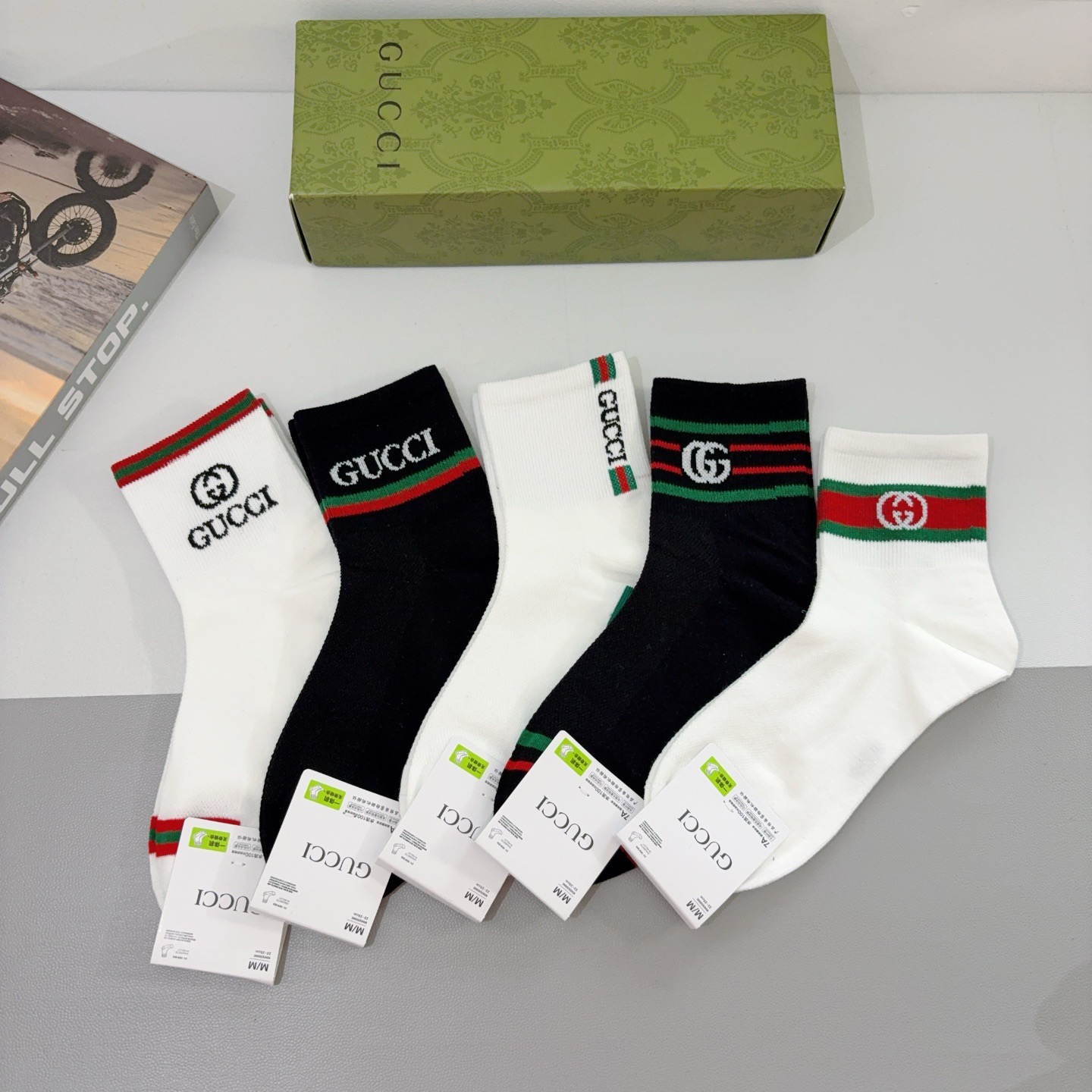 NO:585080,Comes with packaging (5 pairs in a box) GUCCI 2025 new socks!  Pure cotton fabric, popular patterns, mid-calf socks synchronized at the counter, big brands on the street, a must-have for fashionistas, super easy to match!  socks, stockings, socks, gucci, socks19860909配包装（一盒5双） GUCCI 古奇2025新款袜子！纯棉面料,火爆图案,专柜同步中筒袜子,大牌出街,潮人必备超好搭！袜子,丝袜,袜子,gucci,socks,accessory