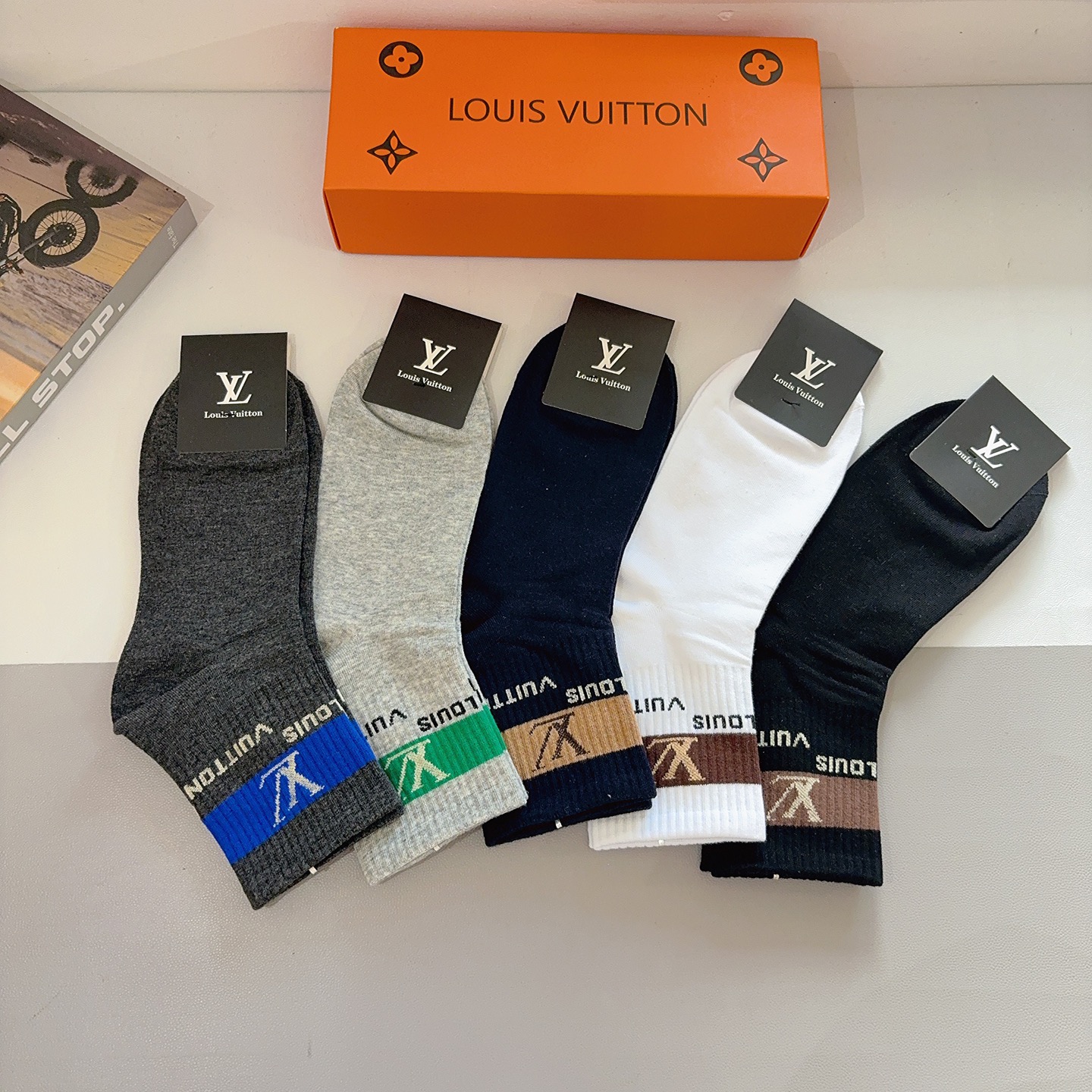 配包装P65（一盒5双） 
LV  路易威登 超火爆男款中筒袜子、纯棉面料，潮人必备款，个性时尚百搭款，！你值得拥有哦💗超柔软材质，舒适透气！