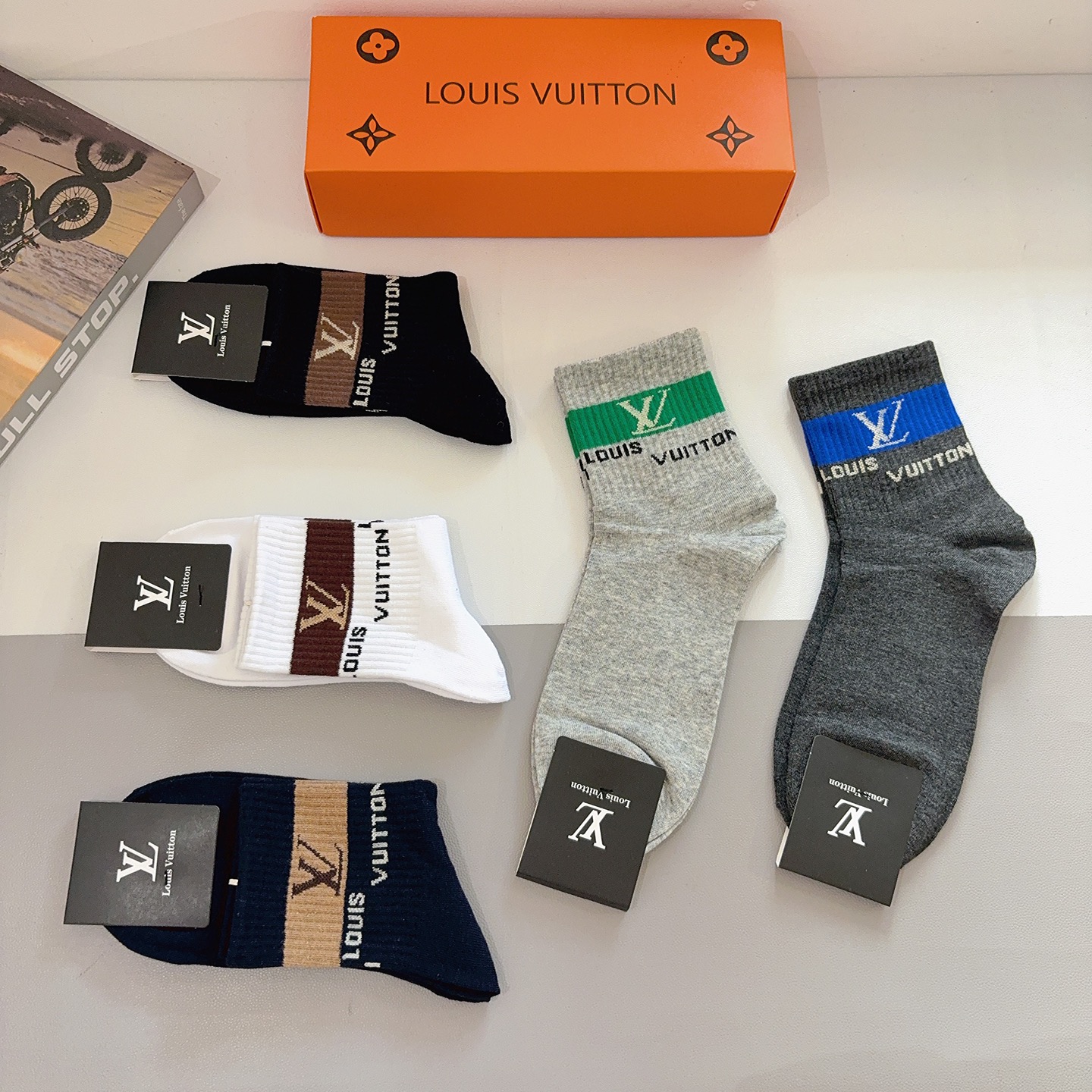 配包装P65（一盒5双） 
LV  路易威登 超火爆男款中筒袜子、纯棉面料，潮人必备款，个性时尚百搭款，！你值得拥有哦💗超柔软材质，舒适透气！
