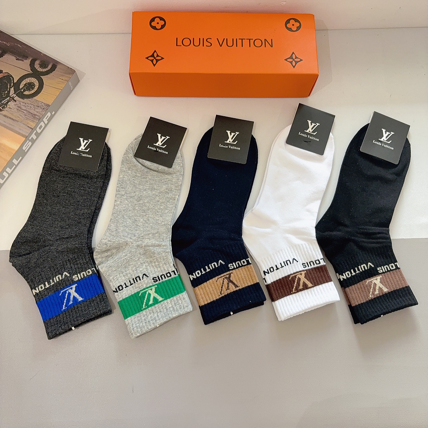 配包装P65（一盒5双） 
LV  路易威登 超火爆男款中筒袜子、纯棉面料，潮人必备款，个性时尚百搭款，！你值得拥有哦💗超柔软材质，舒适透气！