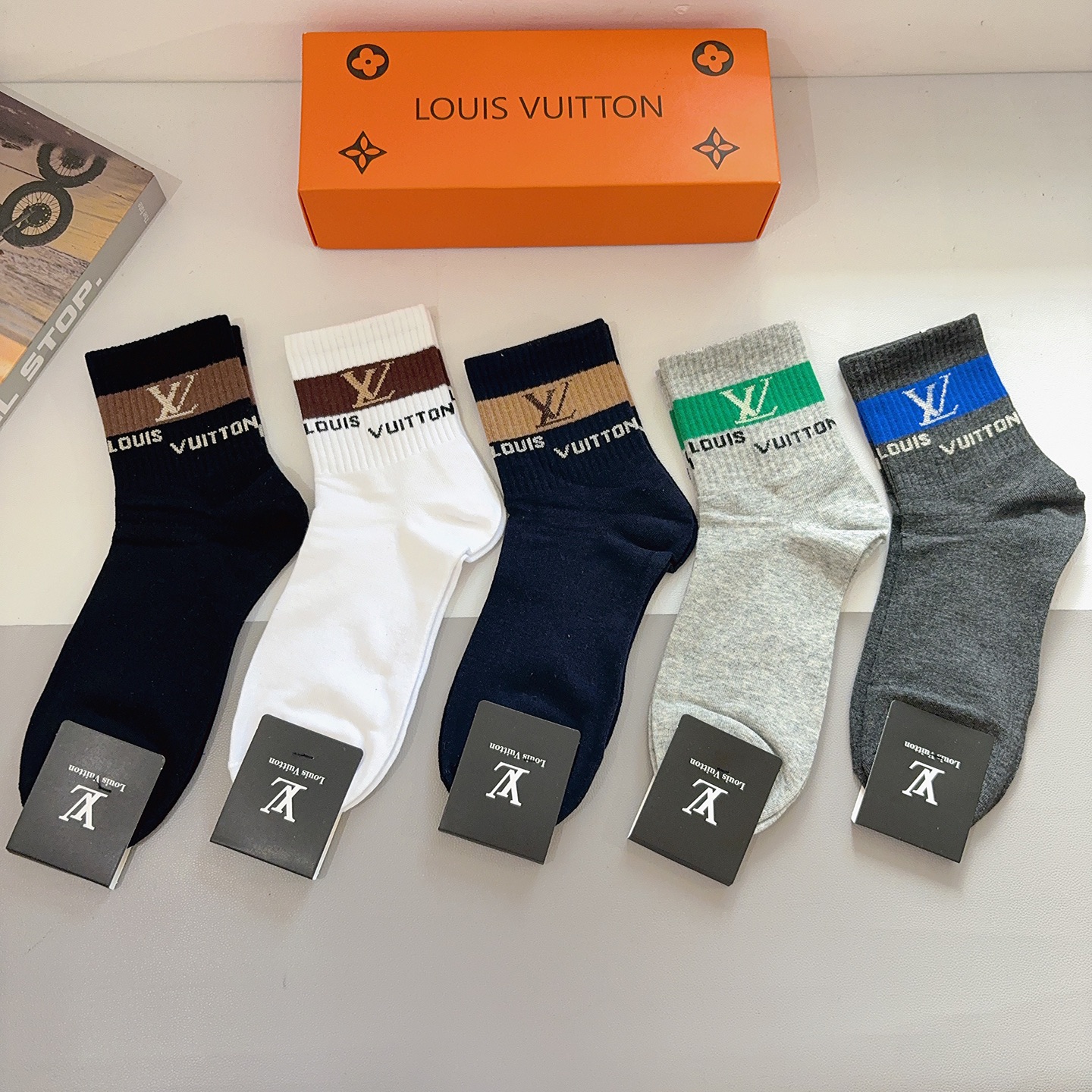 配包装P65（一盒5双） 
LV  路易威登 超火爆男款中筒袜子、纯棉面料，潮人必备款，个性时尚百搭款，！你值得拥有哦💗超柔软材质，舒适透气！