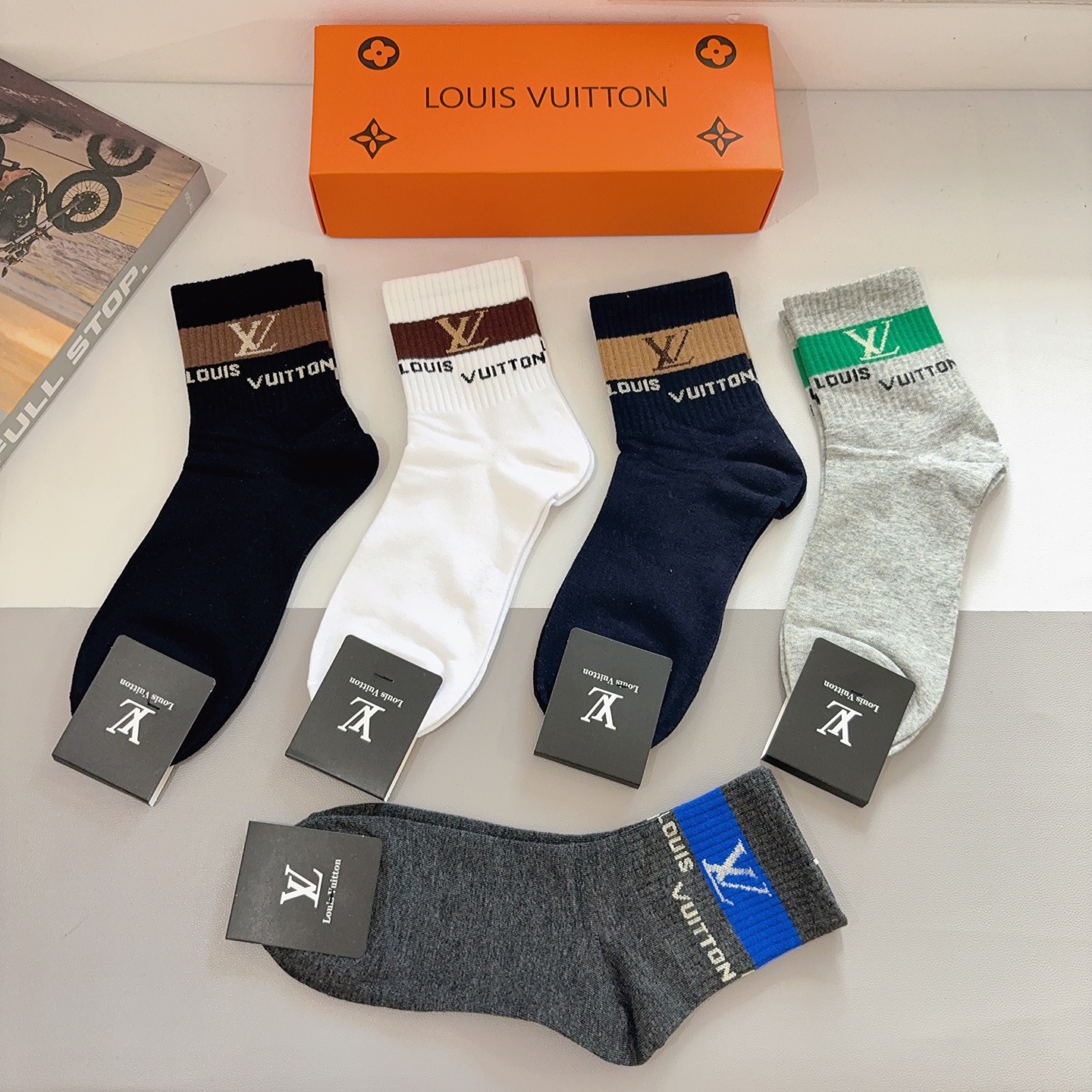 配包装P65（一盒5双） 
LV  路易威登 超火爆男款中筒袜子、纯棉面料，潮人必备款，个性时尚百搭款，！你值得拥有哦💗超柔软材质，舒适透气！