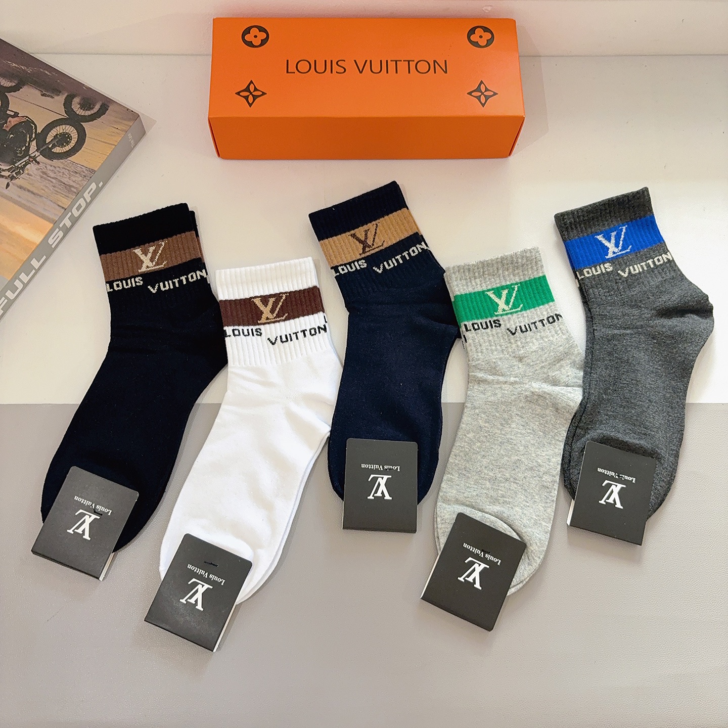 配包装P65（一盒5双） 
LV  路易威登 超火爆男款中筒袜子、纯棉面料，潮人必备款，个性时尚百搭款，！你值得拥有哦💗超柔软材质，舒适透气！
