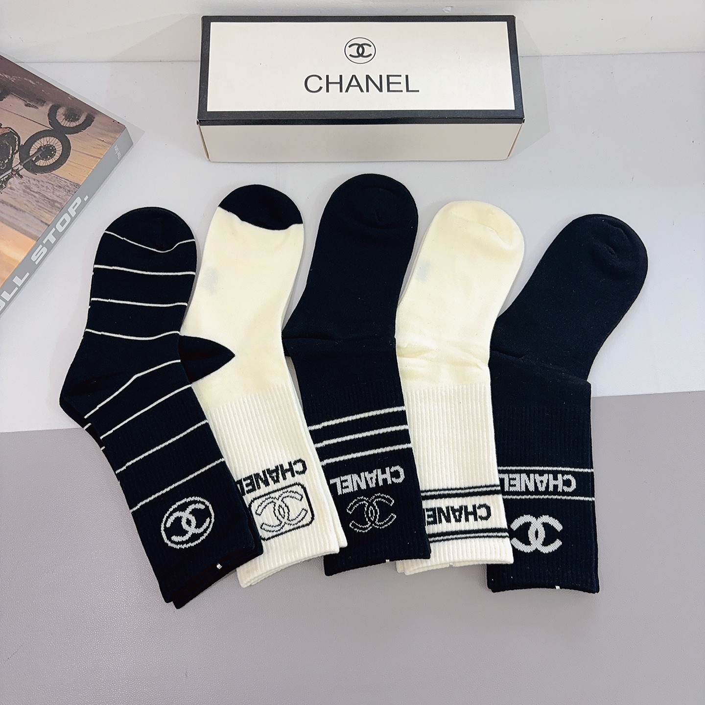 配包装P65（一盒5双）
CHANEL 香奈儿经典长筒袜子❗️高版本纯棉材质柔软，秒杀市场普通货，经典的双C图案logo！