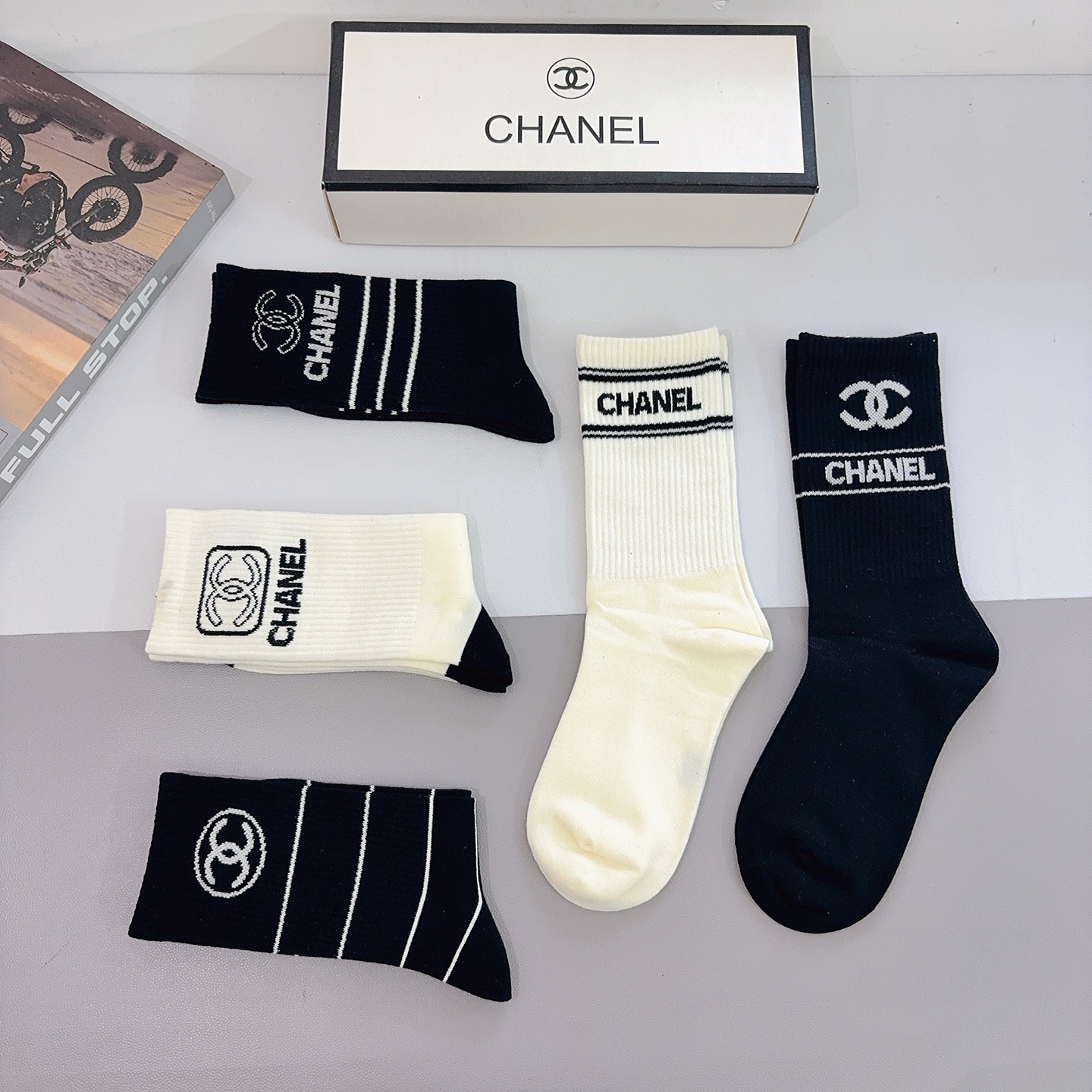 配包装P65（一盒5双）
CHANEL 香奈儿经典长筒袜子❗️高版本纯棉材质柔软，秒杀市场普通货，经典的双C图案logo！