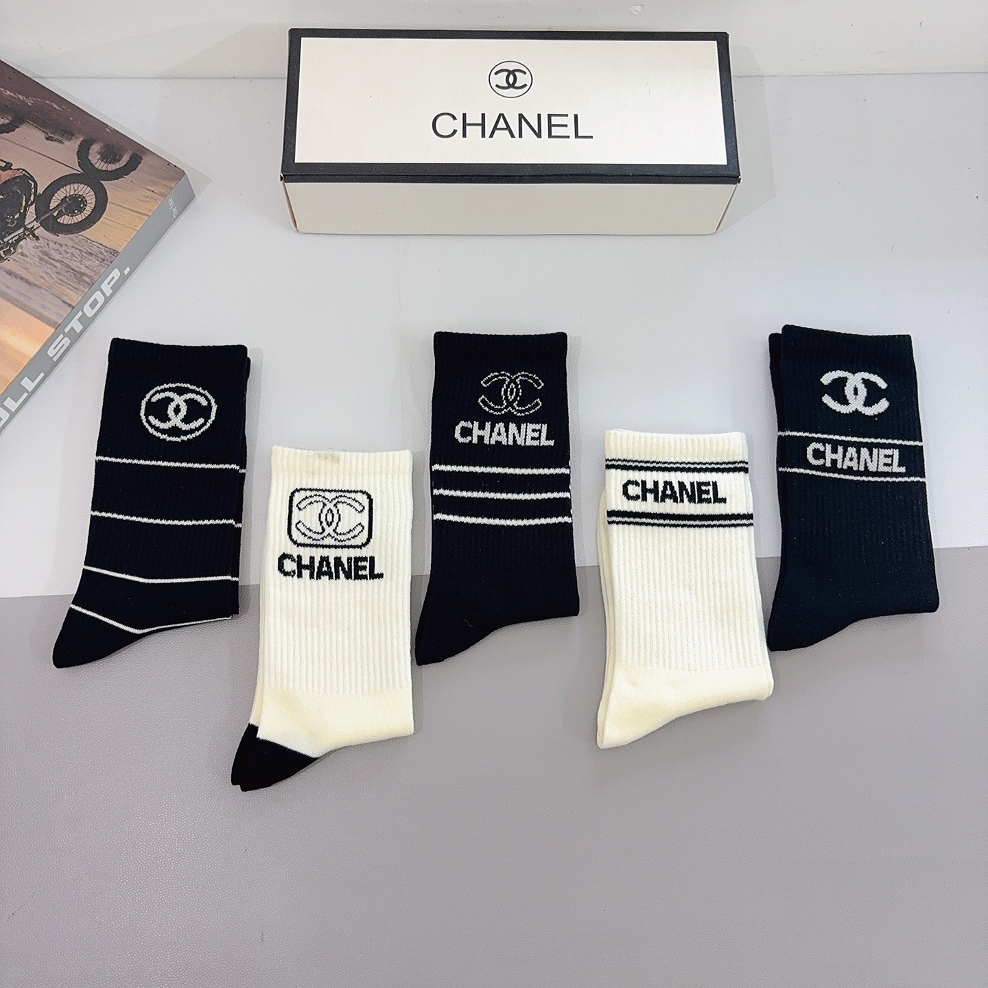 配包装P65（一盒5双）
CHANEL 香奈儿经典长筒袜子❗️高版本纯棉材质柔软，秒杀市场普通货，经典的双C图案logo！