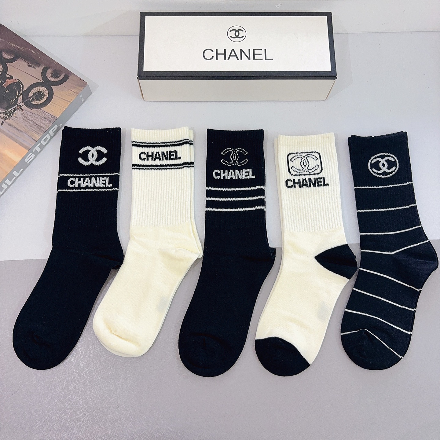 配包装P65（一盒5双）
CHANEL 香奈儿经典长筒袜子❗️高版本纯棉材质柔软，秒杀市场普通货，经典的双C图案logo！