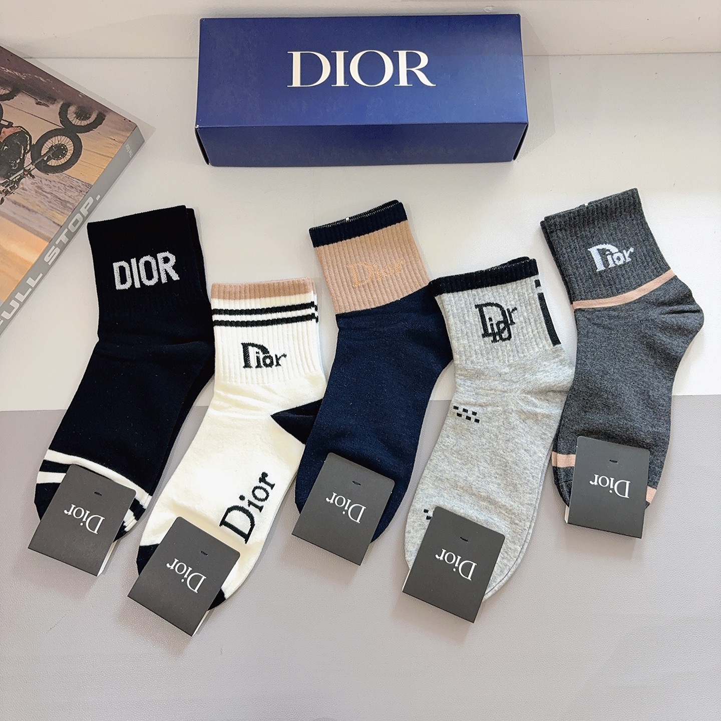 配包装P65（一盒5双）
Dior 迪奥 新款字母男款中筒袜子！爆款专柜同步袜子，💛大牌出街，潮人必备🔥超好搭