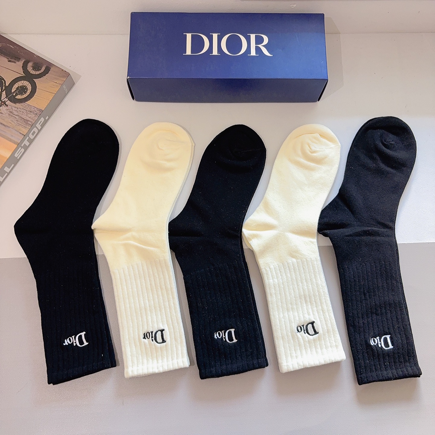 配包装P70（一盒5双）
Dior 迪奥 新款经典logo刺绣长筒袜子！专柜同步袜子，💛大牌出街，潮人必备🔥超好搭