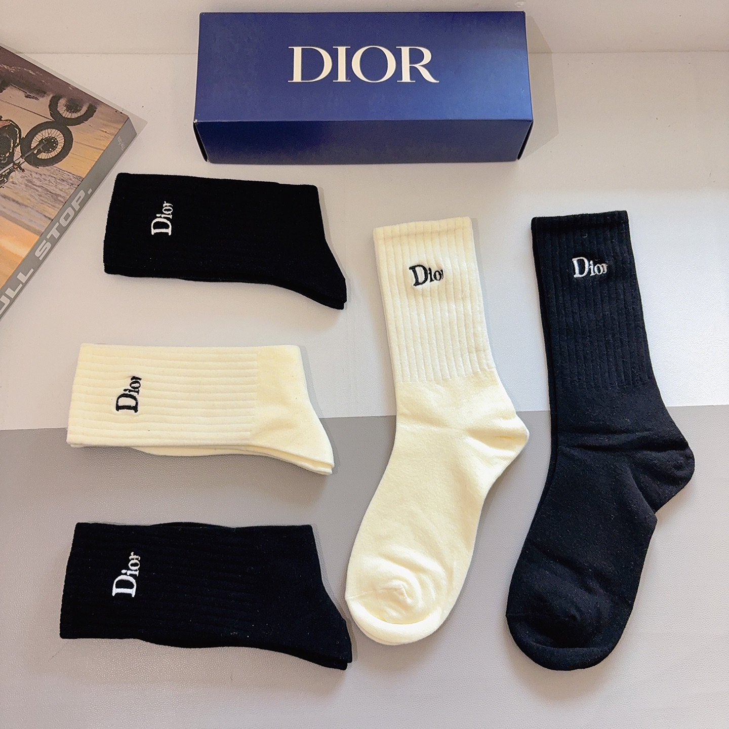 配包装P70（一盒5双）
Dior 迪奥 新款经典logo刺绣长筒袜子！专柜同步袜子，💛大牌出街，潮人必备🔥超好搭