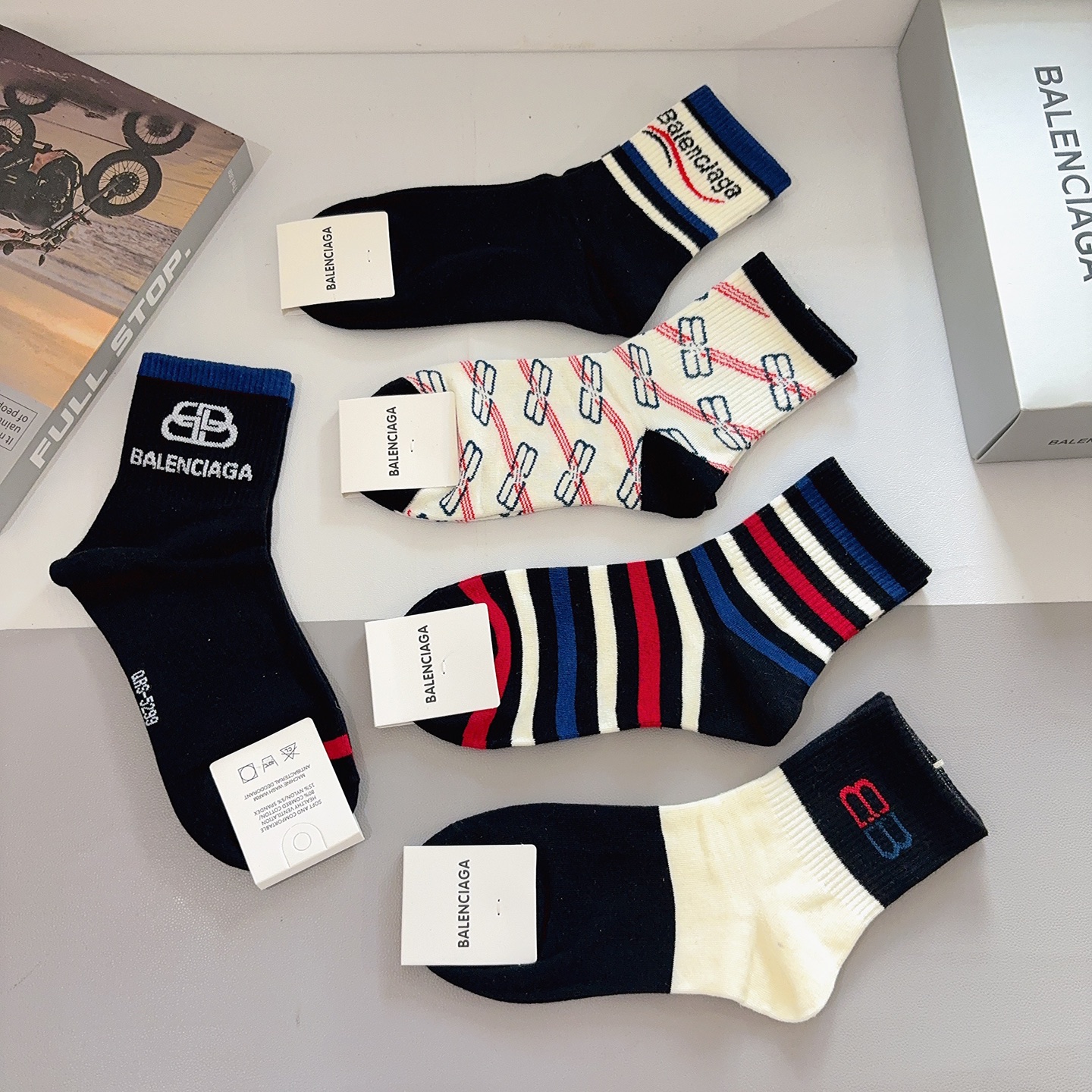 配包装P60【一盒5双】
BALENCIAGA 巴黎世家 新款中筒袜子🔥潮人必不可少的时尚专柜代购袜子 ，超级时尚潮流百搭款！