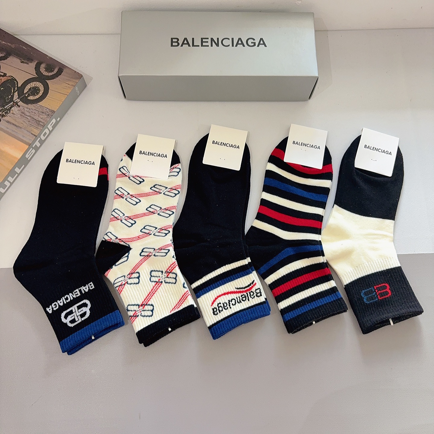 配包装P60【一盒5双】
BALENCIAGA 巴黎世家 新款中筒袜子🔥潮人必不可少的时尚专柜代购袜子 ，超级时尚潮流百搭款！