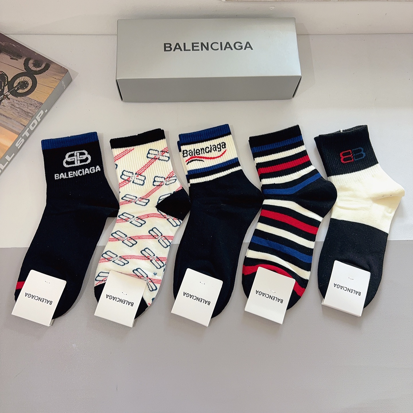 配包装P60【一盒5双】
BALENCIAGA 巴黎世家 新款中筒袜子🔥潮人必不可少的时尚专柜代购袜子 ，超级时尚潮流百搭款！