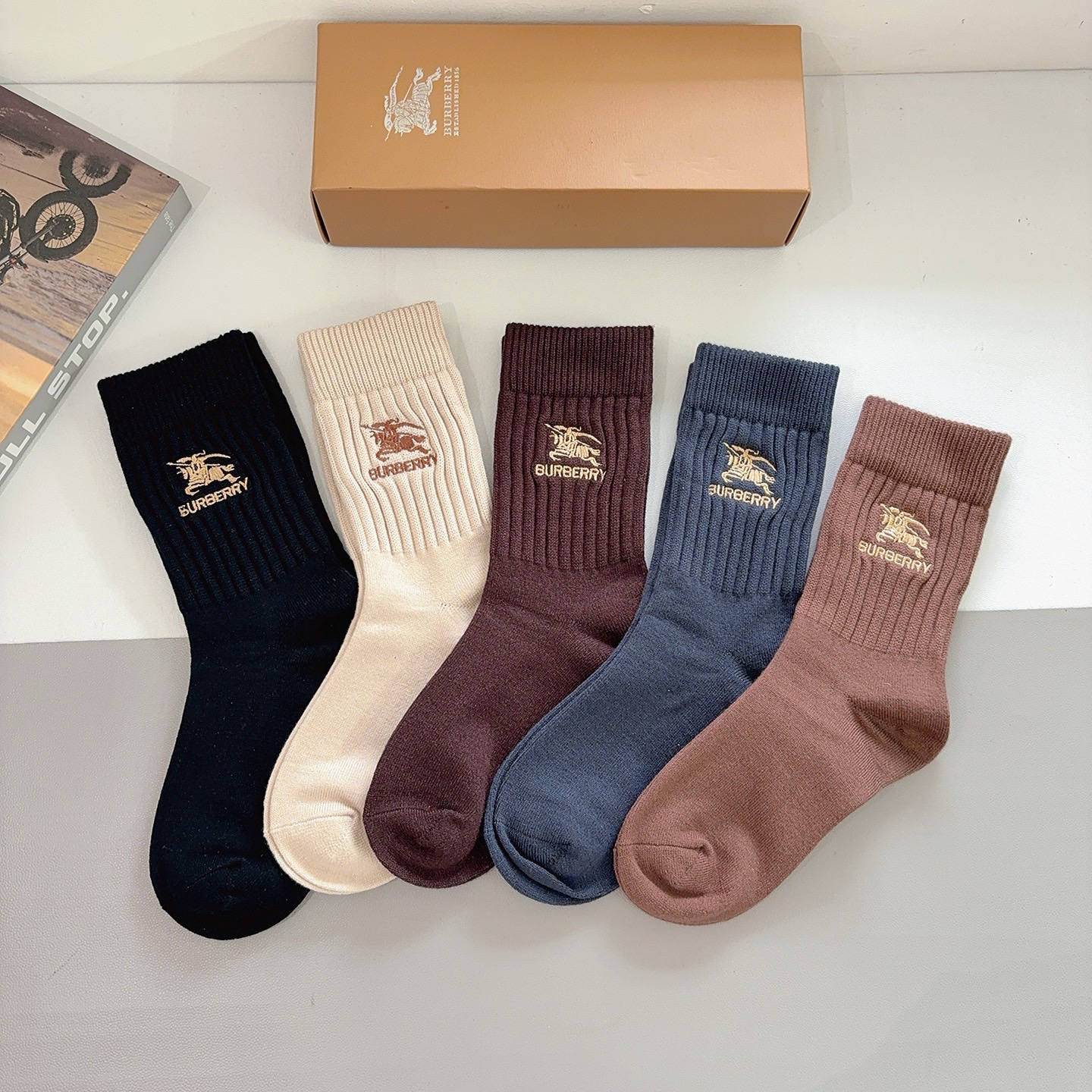 NO:585642,Comes with packaging [5 pairs in a box] BURBERRY (Burberry) high version cashmere embroidered stockings, fashionable counters essential for purchasing stockings, super good with socks, stockings, socks, burberry, burberry, socks19860909配包装【一盒5双】 BURBERRY（巴宝莉）高版本羊绒刺绣长筒袜子潮人必不可少的时尚专柜代购长筒袜子 ,超好搭配袜子,丝袜,袜子,burberry,burberry,socks,accessory