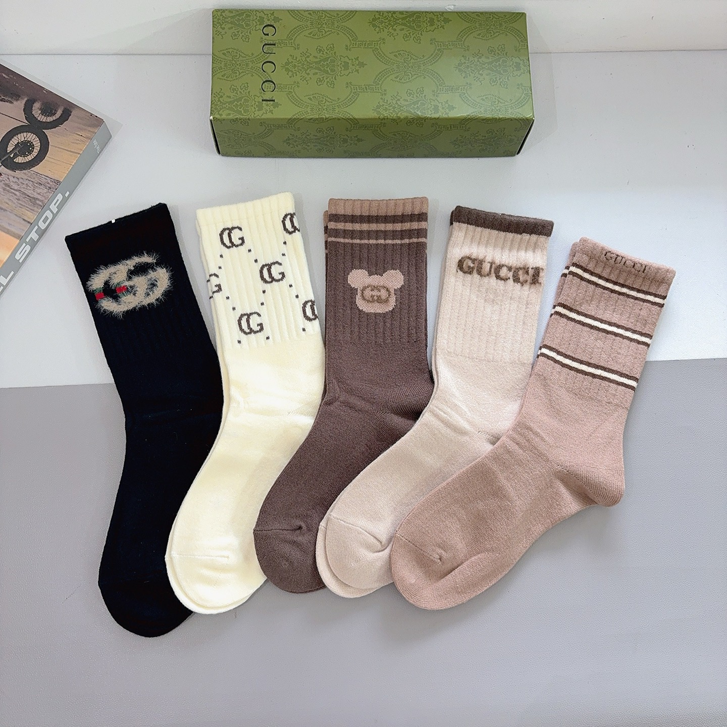 NO:585647,Comes with packaging (5 pairs in a box) Gucci classic stockings, high-end rabbit velvet material, classic double G pattern logo, a must-have for big brands, a must-have for fashionistas, super easy to match!  socks, stockings, socks, gucci, socks19860909配包装（一盒5双） Gucci 古奇经典长筒袜子、高版本兔绒材质 ,经典双G图案logo,大牌出街,潮人必备,超好搭！袜子,丝袜,袜子,gucci,socks,accessory