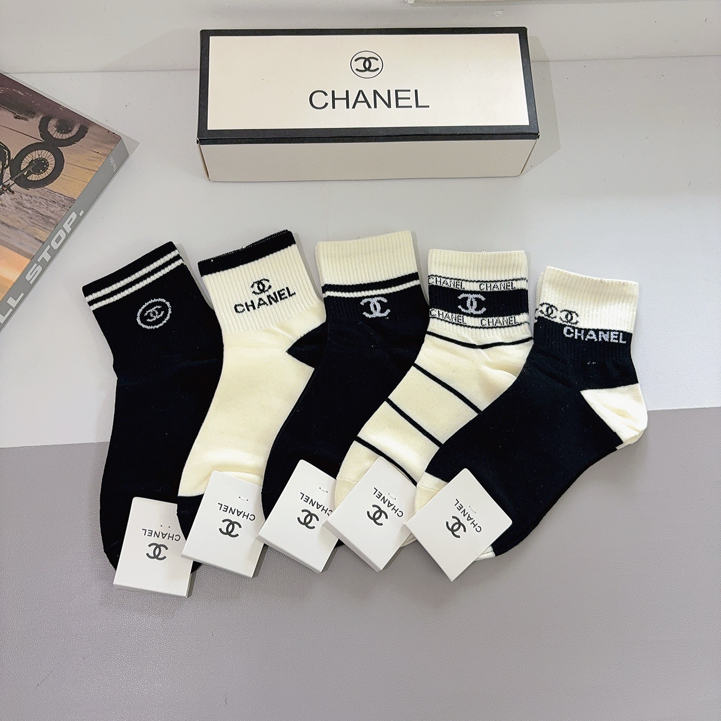 NO:585657,Comes with packaging (5 pairs in a box) CHANEL Chanel classic mid-calf socks are made of pure cotton and are made of soft material. They are a flash sale on ordinary goods in the market. The classic double C pattern logo is on the street. It is a must-have for fashionistas. It is super easy to match socks, stockings, socks, chanel, chanel, socks.19860909配包装（一盒5双） CHANEL 香奈儿经典中筒袜子纯棉材质柔软,秒杀市场普通货,经典的双C图案logo大牌出街,潮人必备,超好搭袜子,丝袜,袜子,chanel,chanel,socks,accessory