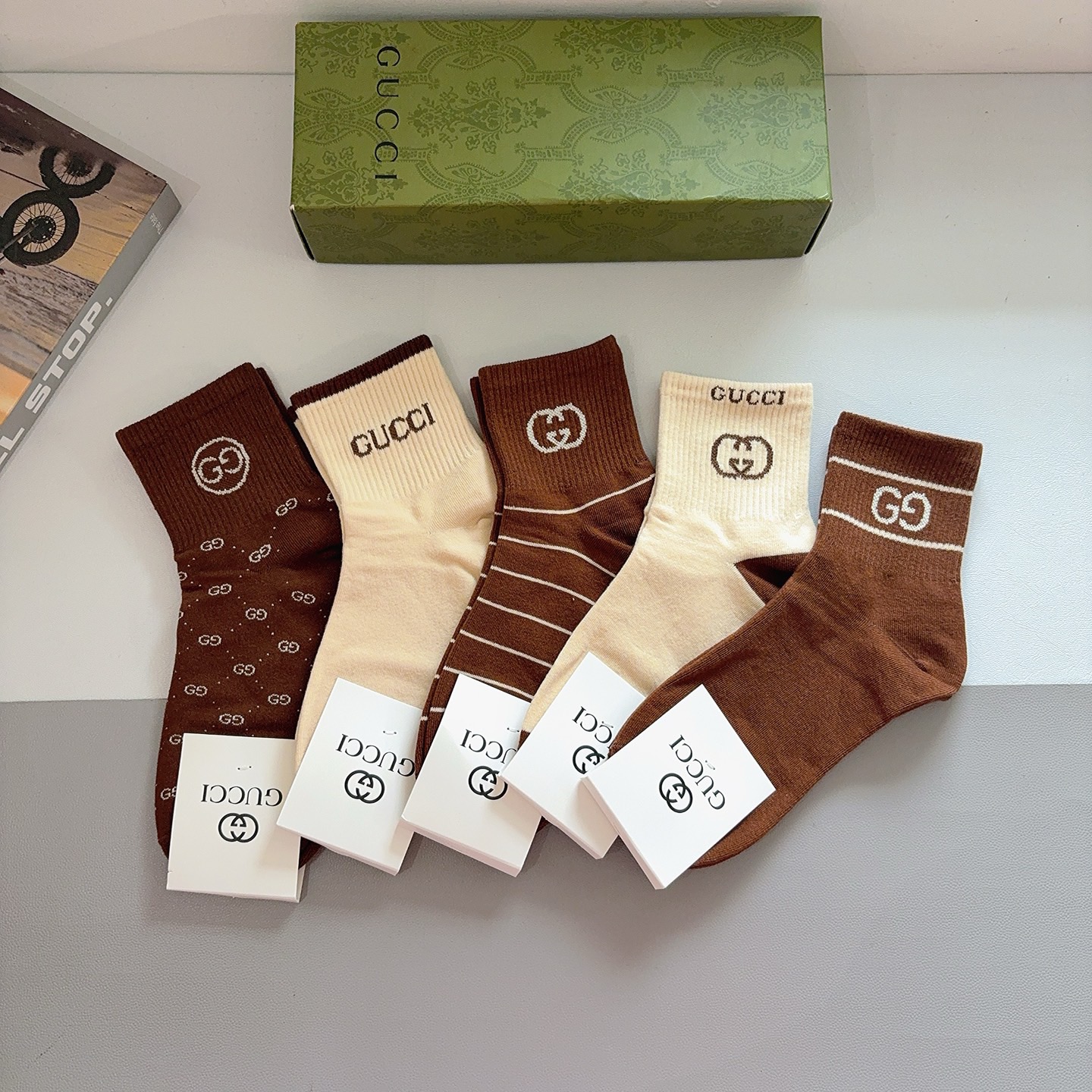 NO:585490,Comes with packaging (5 pairs in a box) GUCCI new mid-calf socks!  Pure cotton fabric, popular patterns, counter-synchronized mid-calf socks, big brands going out on the street, must-have socks for fashionistas, stockings, socks, gucci, socks19860909配包装（一盒5双） GUCCI 古奇 新款中筒袜子！纯棉面料,火爆图案,专柜同步中筒袜子,大牌出街,潮人必备超好搭袜子,丝袜,袜子,gucci,socks,accessory