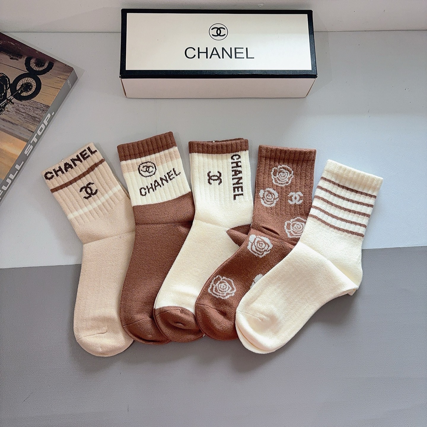 NO:585496,Comes with packaging (5 pairs in a box) CHANEL Chanel's new alphabet rabbit velvet mid-calf socks!  Classic letter counter synchronous socks, super soft material, big brand outing, fashionable people must have super easy to match socks, stockings, socks, chanel, chanel, socks19860909配包装（一盒5双） CHANEL 香奈儿 新款字母兔绒中筒袜子！经典字母专柜同步袜子,超柔软材质大牌出街,潮人必备超好搭袜子,丝袜,袜子,chanel,chanel,socks,accessory