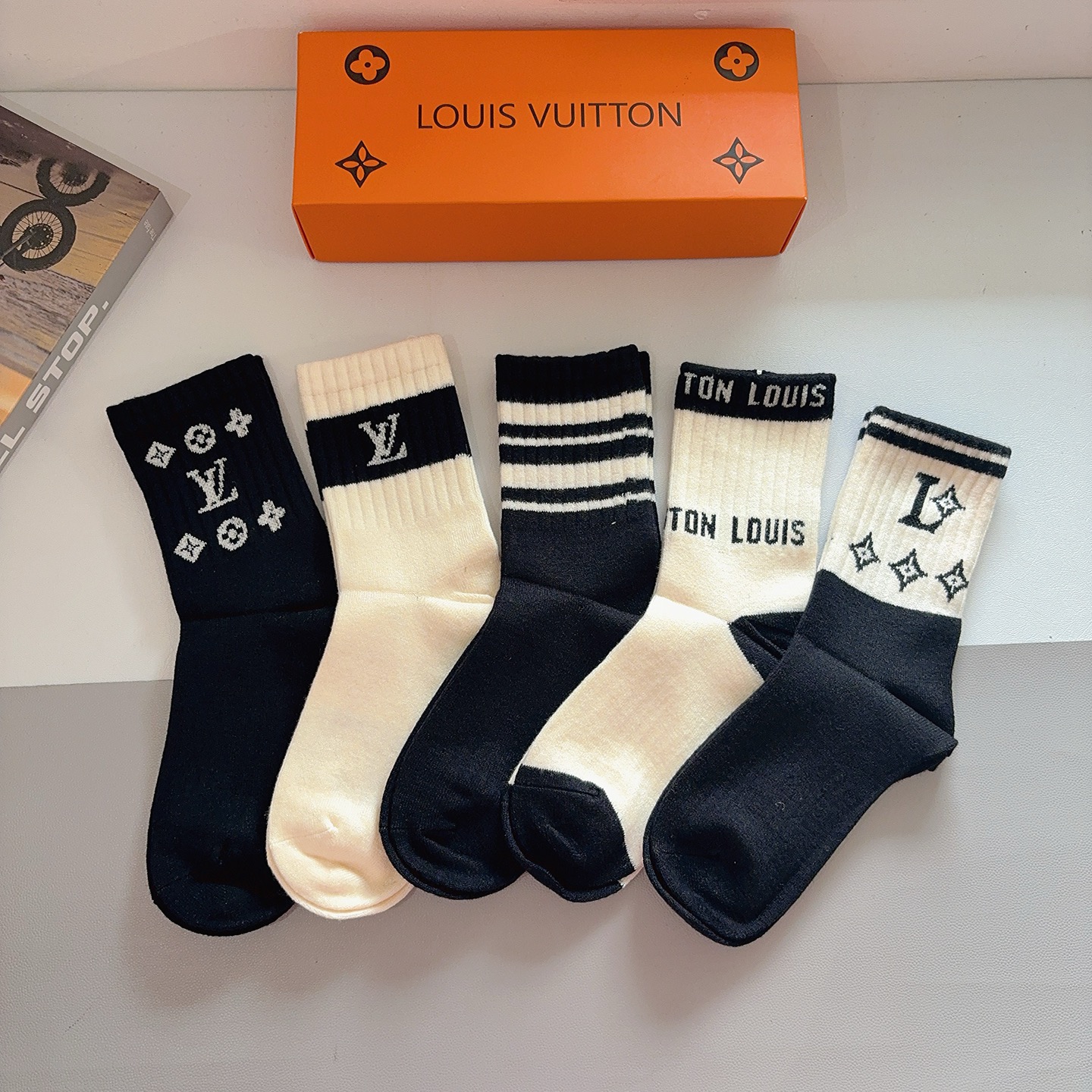 NO:585499,Comes with packaging (5 pairs in a box) LV Louis Vuitton’s new alphabet rabbit velvet mid-calf socks!  Classic letter counter synchronous socks, super soft material, big brand outing, fashionable people must have super easy to match socks, stockings, socks, louis vuitton, louis vuitton, socks19860909配包装（一盒5双） LV 路易威登 新款字母兔绒中筒袜子！经典字母专柜同步袜子,超柔软材质大牌出街,潮人必备超好搭袜子,丝袜,袜子,louis vuitton,louis vuitton,socks,accessory