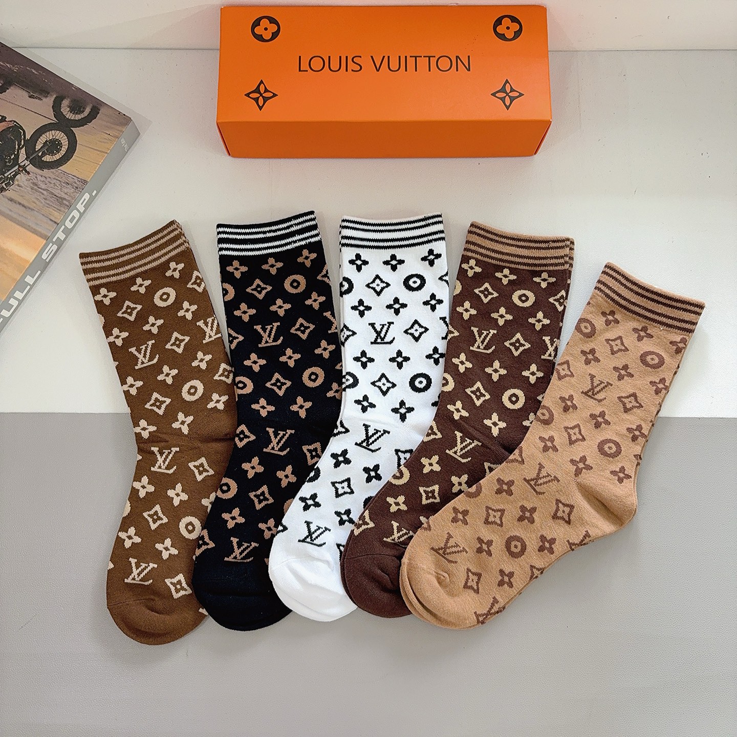 NO:585511,Comes with packaging (5 pairs in a box) LV Louis Vuitton super popular small item long socks, classic letter logo socks, personalized, fashionable and versatile, you deserve it socks, stockings, socks, louis vuitton, louis vuitton, socks19860909配包装（一盒5双）  LV 路易威登 超火爆小单品长筒袜子 经典字母logo袜子,个性时尚百搭款,你值得拥有哦袜子,丝袜,袜子,louis vuitton,louis vuitton,socks,accessory