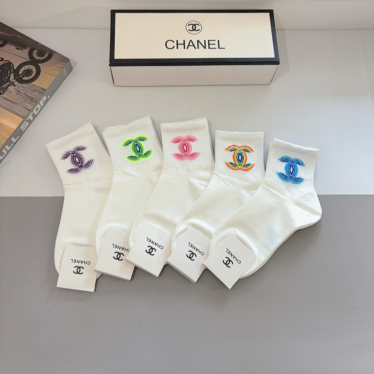 NO:585517,Comes with packaging (5 pairs in a box) CHANEL Chanel classic mid-calf socks, classic double C pattern logo, counter-synchronized socks from big brands, a must-have for fashionistas, super matching socks, stockings, socks, chanel, chanel, socks19860909配包装（一盒5双） CHANEL 香奈儿经典中筒袜子 经典双C图案logo,专柜同步袜子大牌出街,潮人必备,超好搭袜子,丝袜,袜子,chanel,chanel,socks,accessory
