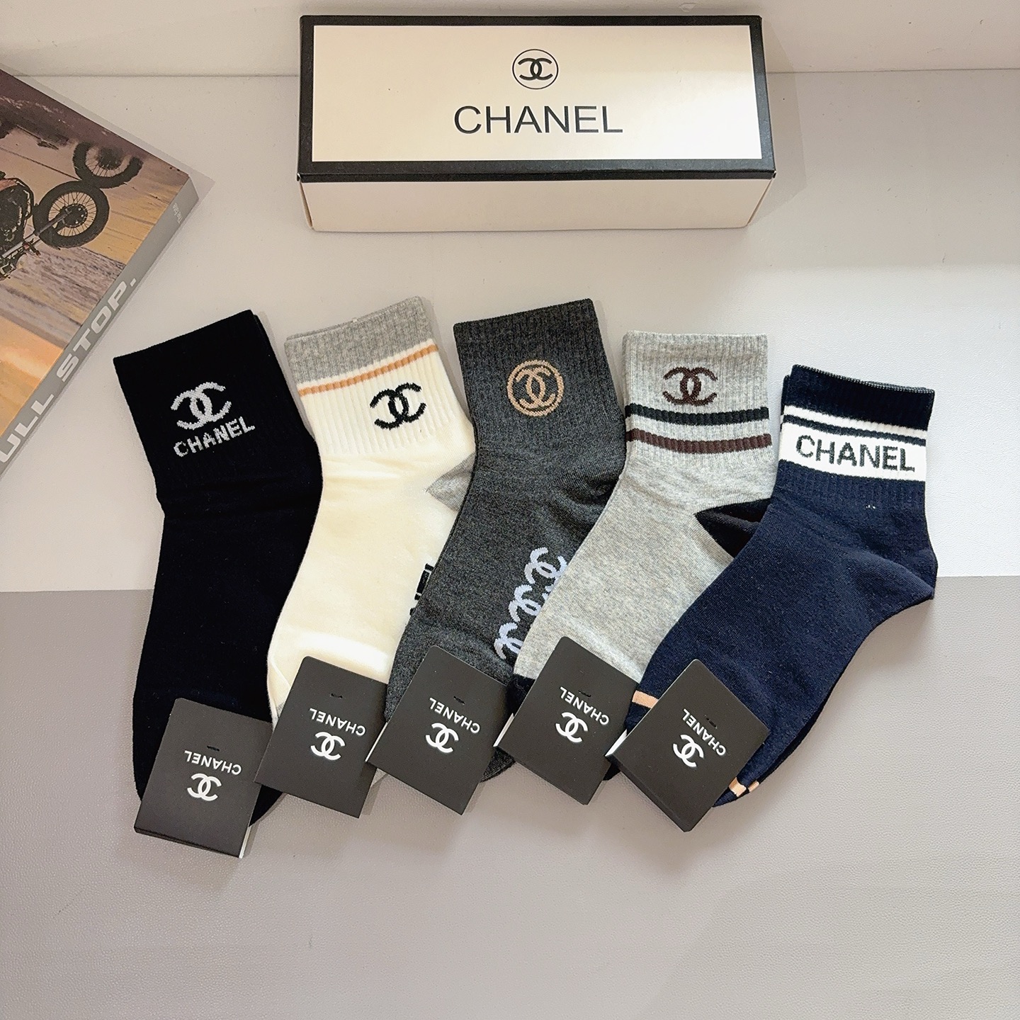 NO:585494,Comes with packaging (5 pairs in a box) CHANEL Chanel super popular men's mid-calf socks, pure cotton fabric, a must-have for fashionistas, personalized, fashionable and versatile!  You deserve it! Super soft material, comfortable and breathable!  socks, stockings, socks, chanel, chanel, socks19860909配包装（一盒5双） CHANEL 香奈儿 超火爆男款中筒袜子、纯棉面料,潮人必备款,个性时尚百搭款,！你值得拥有哦超柔软材质,舒适透气！袜子,丝袜,袜子,chanel,chanel,socks,accessory