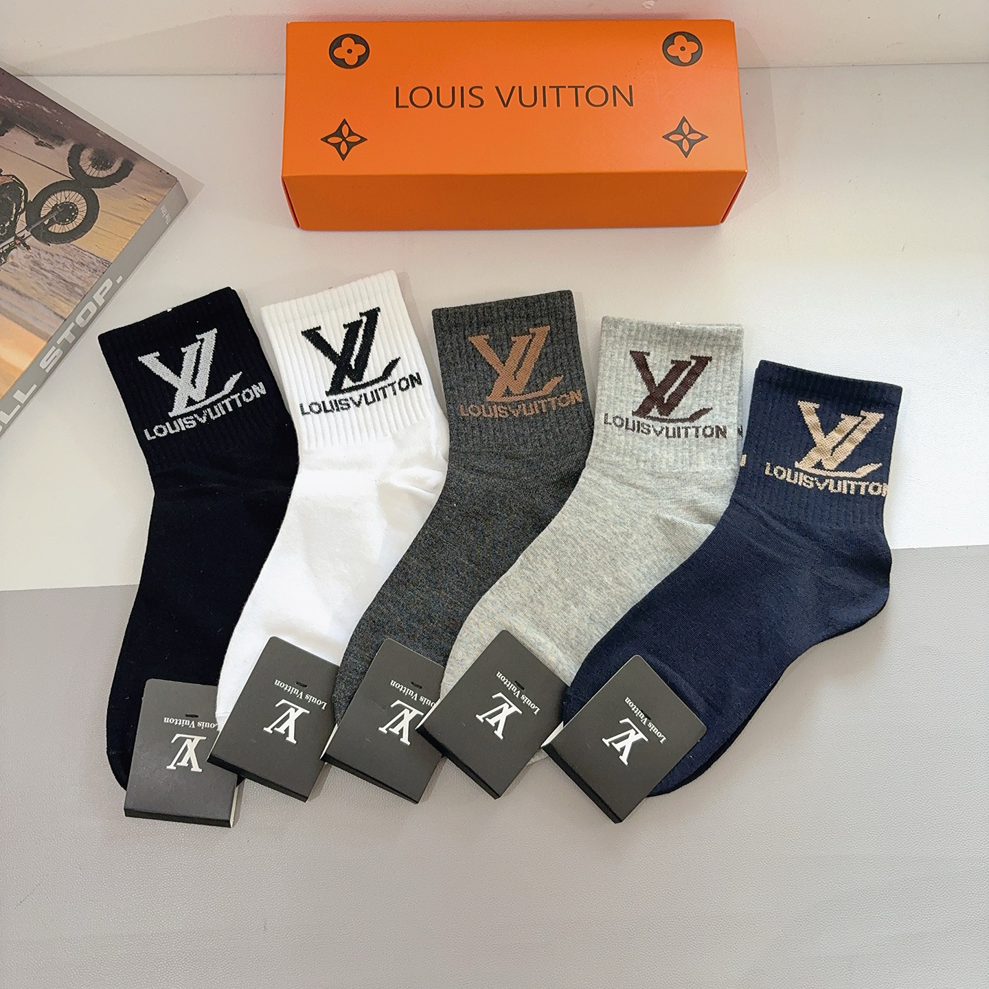 NO:585506,Comes with packaging (5 pairs in a box) LV Louis Vuitton super popular men's mid-calf socks, pure cotton fabric, a must-have for fashionistas, personalized, fashionable and versatile!  You deserve it! Super soft material, comfortable and breathable!  socks, stockings, socks, louis vuitton, louis vuitton, socks19860909配包装（一盒5双） LV 路易威登 超火爆男款中筒袜子、纯棉面料,潮人必备款,个性时尚百搭款,！你值得拥有哦超柔软材质,舒适透气！袜子,丝袜,袜子,louis vuitton,louis vuitton,socks,accessory