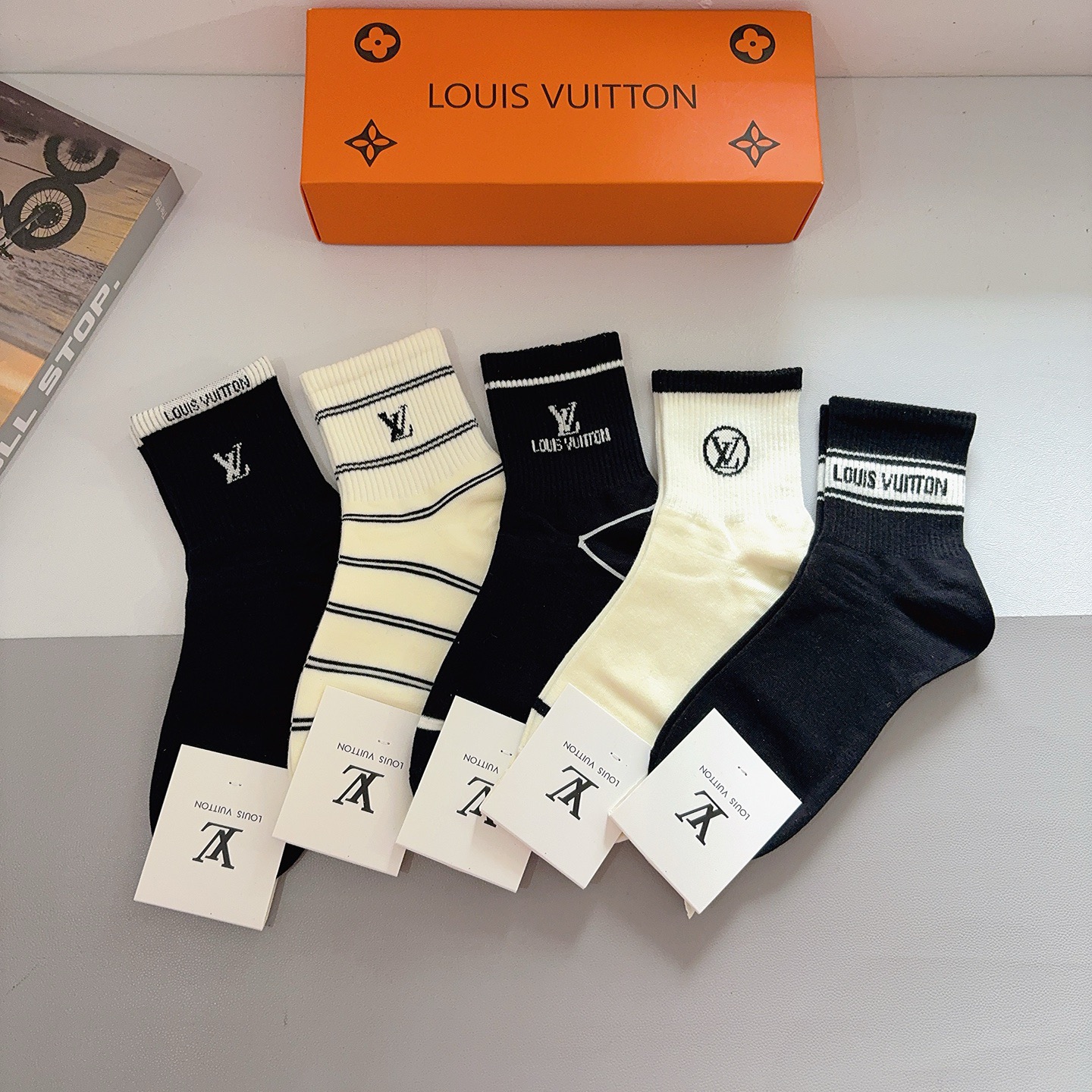 NO:585528,Comes with packaging (5 pairs in a box) LV Louis Vuitton classic pure cotton mid-calf socks. Personalized, fashionable and versatile, you deserve it! They are comfortable and breathable!  socks, stockings, socks, louis vuitton, louis vuitton, socks19860909配包装（一盒5双） LV 路易威登 经典纯棉中筒袜子 个性时尚百搭款,你值得拥有哦舒适透气！袜子,丝袜,袜子,louis vuitton,louis vuitton,socks,accessory