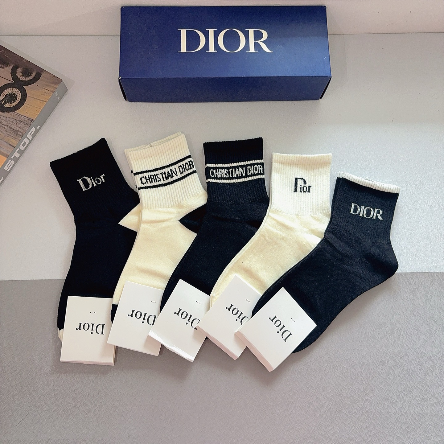 NO:585538,Comes with packaging (5 pairs in a box) Dior’s new letter mid-tube socks!  Hot style letter counter synchronized mid-calf socks, big brands out on the street, fashionable people must have super matching socks, stockings, socks, dior, dior, socks19860909配包装（一盒5双） Dior 迪奥 新款字母中筒袜子！爆款字母专柜同步中筒袜,大牌出街,潮人必备超好搭袜子,丝袜,袜子,dior,dior,socks,accessory