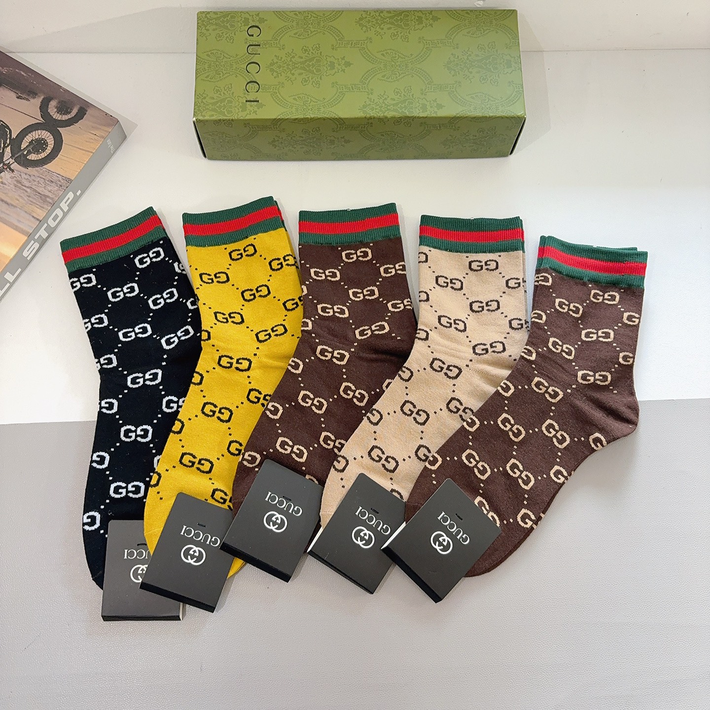 NO:586240,Comes with packaging (5 pairs in a box) Gucci Gucci ins super popular men's mid-calf socks, pure cotton fabric, a must-have for fashionistas, classic G family colorful striped knitted ribbon, personalized fashionable and versatile, you deserve it Socks, stockings, socks, gucci, gucci, socks19860909配包装（一盒5双） Gucci 古奇 ins超火爆男款中筒袜,纯棉面料,潮人必备 ,经典G家彩条针织织带,个性时尚百搭款,你值得拥有哦袜子,丝袜,袜子,gucci,gucci,socks,accessory