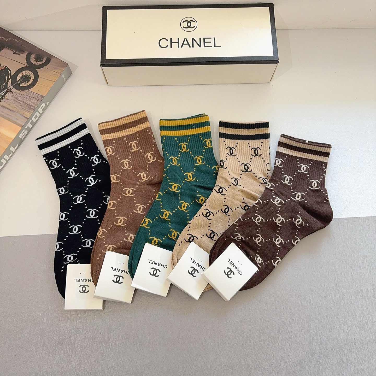 NO:586273,Comes with packaging (5 pairs in a box) CHANEL Chanel classic socks, high version, pure cotton material, soft, instant sale of ordinary goods in the market, classic double C pattern logo, counters synchronized with big-name socks on the street, a must-have for fashionistas, super easy to match socks, stockings, socks, chanel, chanel, socks19860909配包装（一盒5双） CHANEL 香奈儿经典袜子高版本纯棉材质柔软,秒杀市场普通货,经典的双C图案logo,专柜同步袜子大牌出街,潮人必备,超好搭袜子,丝袜,袜子,chanel,chanel,socks,accessory