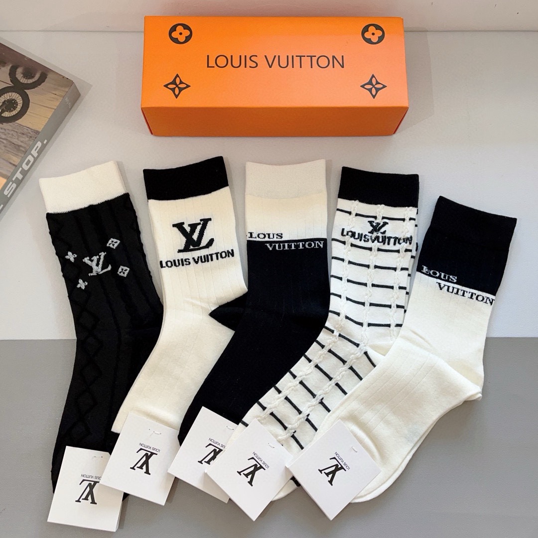 NO:586253,Comes with packaging (5 pairs in a box) LV Louis Vuitton Super popular small items, bamboo cotton fabric, a must-have for fashionistas, classic letter logo mid-calf socks, personalized fashionable and versatile, you deserve it Combed cotton fabric, super soft material, comfortable and breathable, fashionable and versatile Socks, stockings, socks, louis vuitton, louis vuitton, socks19860909配包装（一盒5双）  LV 路易威登 超火爆小单品,竹棉面料,潮人必备 爆款,经典字母logo中筒袜,个性时尚百搭款,你值得拥有哦精梳棉面料,超柔软材质,舒适透气,时尚百搭款 袜子,丝袜,袜子,louis vuitton,louis vuitton,socks,accessory