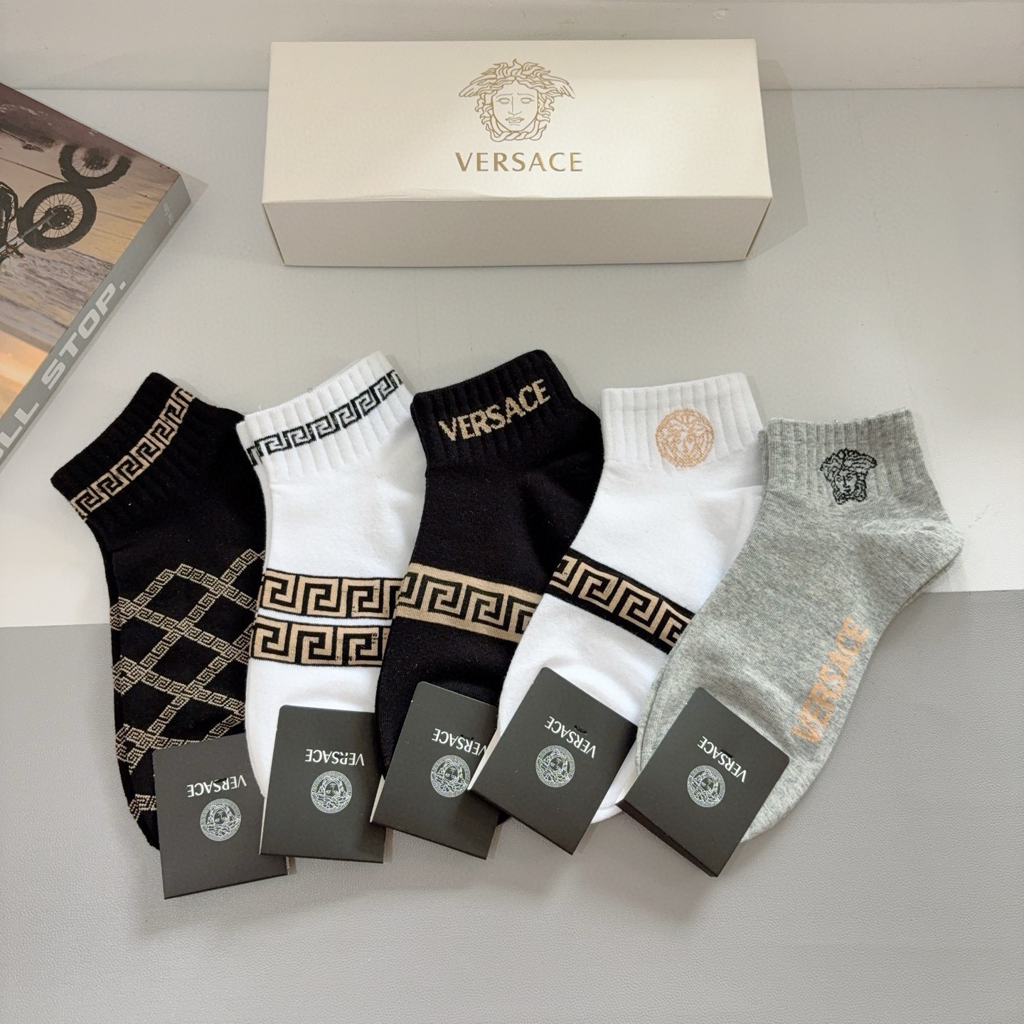 NO:586258,Comes with packaging [five pairs in a box] VERSACE Versace. Very good-looking, European and American big-name boat socks for men. A must-have for fashionistas. The quality is a must-have for trendy people. They match very well and are extremely fashionable. Socks, stockings, socks, versace, versace, socks.19860909配包装【一盒五双】 VERSACE范思哲 好看到爆炸欧美大牌船袜男款潮人必不能少的专柜代购品质 搭配起来超高逼格 时髦度爆表啊啊啊啊～～袜子,丝袜,袜子,versace,versace,socks,accessory