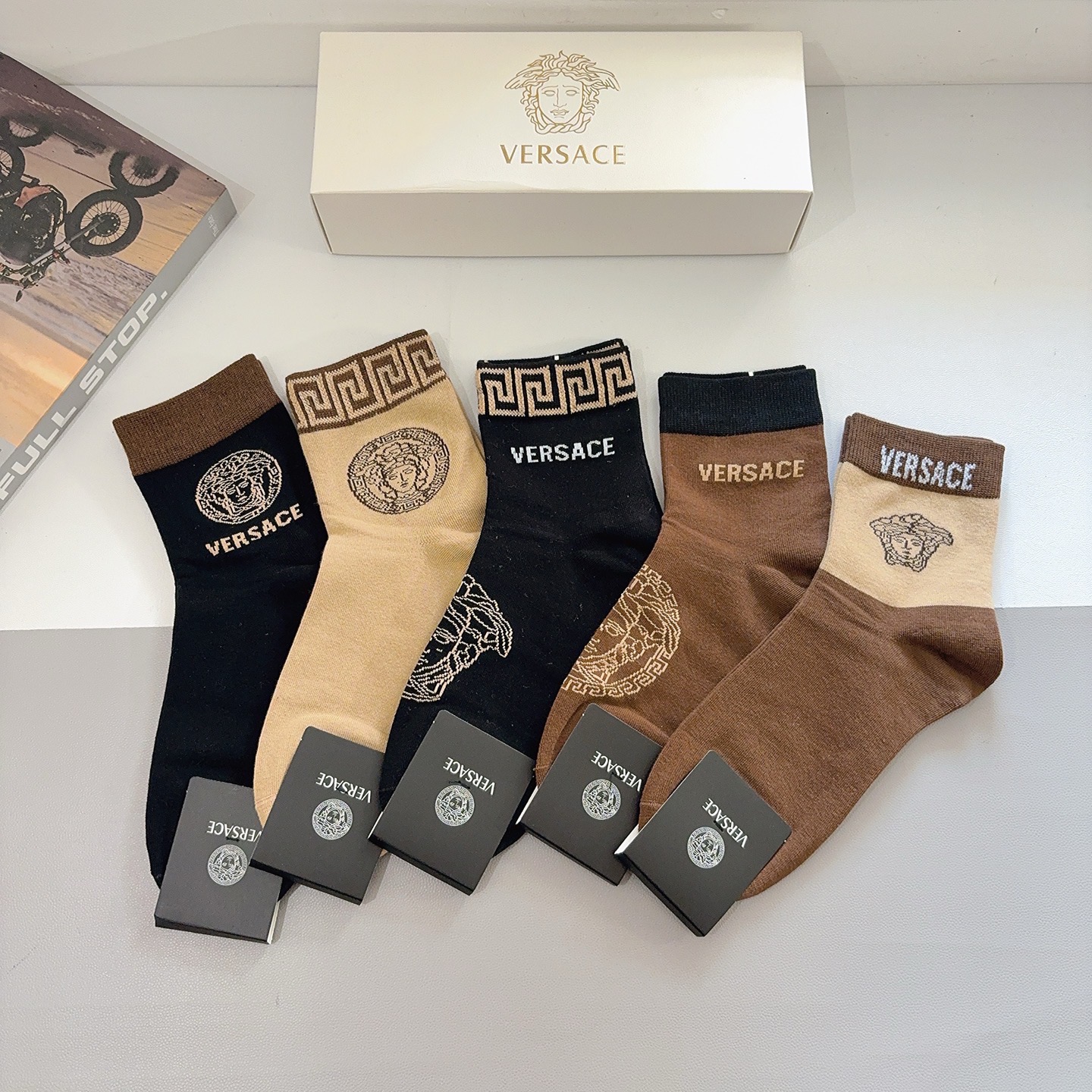 NO:586380,Comes with packaging [five pairs in one box] VERSACE Versace European and American big-name men's pure cotton socks, a must-have counter purchase for fashionistas, high-quality stockings, super versatile, highly recommended~~ socks, stockings, socks, versace, versace, socks19860909配包装【一盒五双】 VERSACE范思哲 欧美大牌男款纯棉中筒袜潮人必不能少的专柜代购品质长筒袜子 ,超级百搭款、推荐推荐推荐～～袜子,丝袜,袜子,versace,versace,socks,accessory