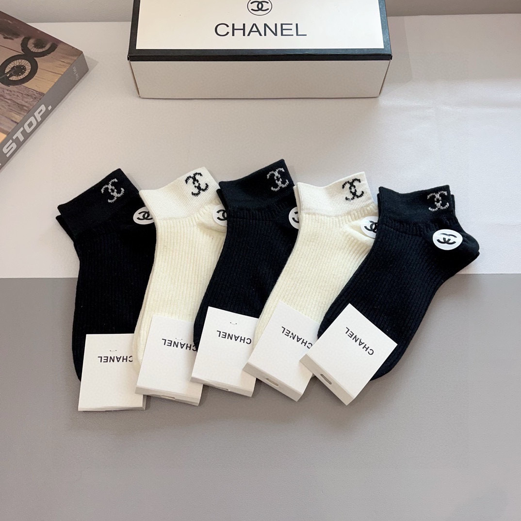NO:586384,Comes with packaging (5 pairs in a box) CHANEL Chanel classic medium socks, high version, pure cotton material, soft, instant sale of ordinary goods in the market, classic double C pattern logo, counters sync with big-name socks on the street, a must-have for fashionistas, super easy to match socks, stockings, socks, chanel, chanel, socks19860909配包装（一盒5双） CHANEL 香奈儿经典中袜子高版本纯棉材质柔软,秒杀市场普通货,经典的双C图案logo,专柜同步袜子大牌出街,潮人必备,超好搭袜子,丝袜,袜子,chanel,chanel,socks,accessory