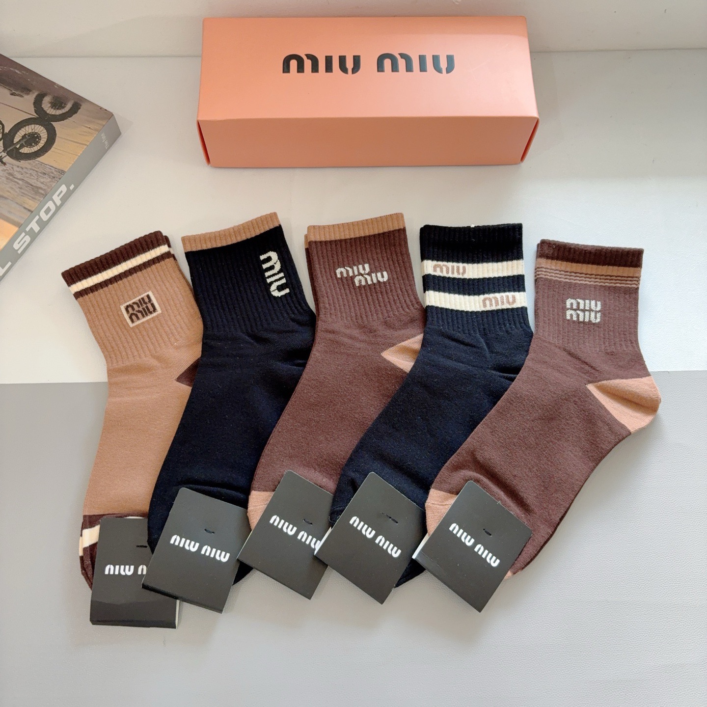 NO:585950,Comes with packaging (5 pairs in a box) miumiu (Miu Miu) new mid-calf men's socks, pure cotton fabric, a must-have for fashionistas, classic letters, personalized, fashionable and versatile, you deserve it Socks, stockings, socks, miumiu, socks19860909配包装（一盒5双） miumiu（缪缪）新款中筒男款袜子,纯棉面料,潮人必备 ,经典字母 个性时尚百搭款,你值得拥有哦袜子,丝袜,袜子,miumiu,socks,accessory
