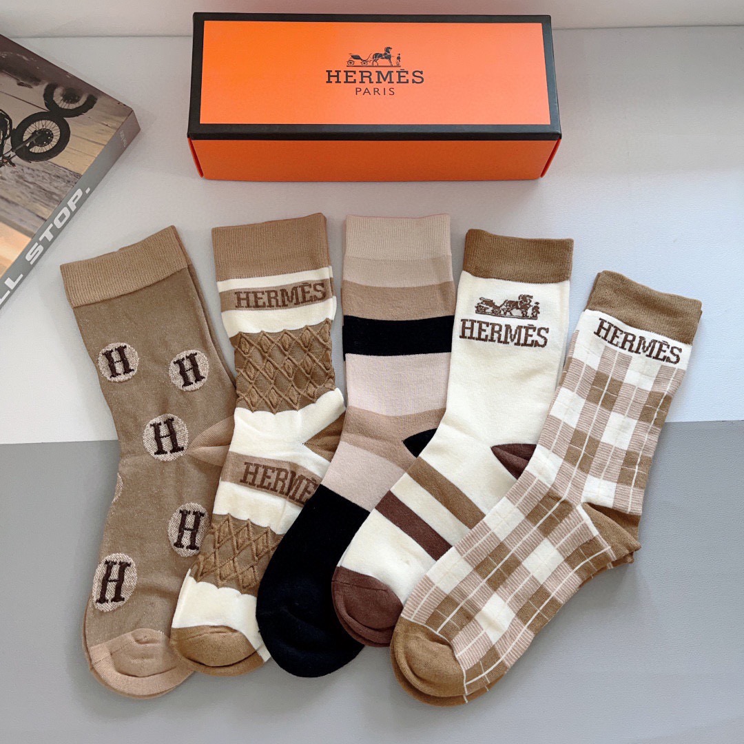 NO:585937,Comes with packaging [5 pairs in a box] HERMES high version long calf socks, super soft and a must-have for fashionistas. They are a must-have counter purchase quality. They are super classy when paired with them. ~~Recommended, recommended, recommended~~A must-have fashionable item!  !  !  socks, stockings, socks, hermes, hermes, socks19860909配包装【一盒5双】 HERMES爱马仕高版本 长筒小腿袜子超级柔软潮人必不能少的专柜代购品质 搭配起来超高逼格 ～～推荐推荐推荐～～必入时髦小单品！！！袜子,丝袜,袜子,hermes,hermes,socks,accessory