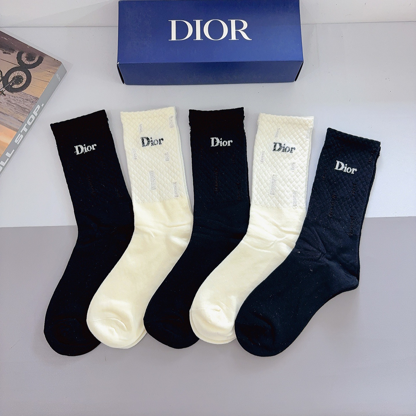 NO:585943,Comes with packaging (5 pairs in a box) Dior Dior's new long socks, pure cotton fabric, a must-have for fashionistas, classic, stylish and versatile, you deserve it Socks, stockings, socks, dior, dior, socks19860909配包装（一盒5双） Dior 迪奥 新款长筒袜子,纯棉面料,潮人必备 ,经典个性时尚百搭款,你值得拥有哦袜子,丝袜,袜子,dior,dior,socks,accessory