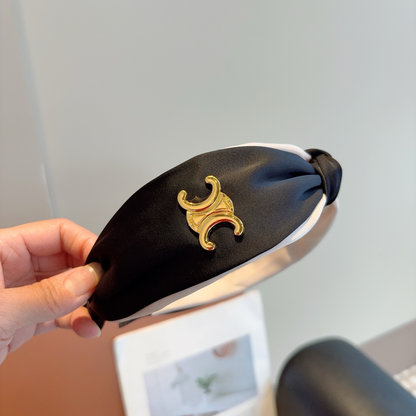 配包装P65
CELINE（赛琳）新品网红同款发箍，佩戴舒适无压力，造型搭配必备！时尚外出百搭款发饰！