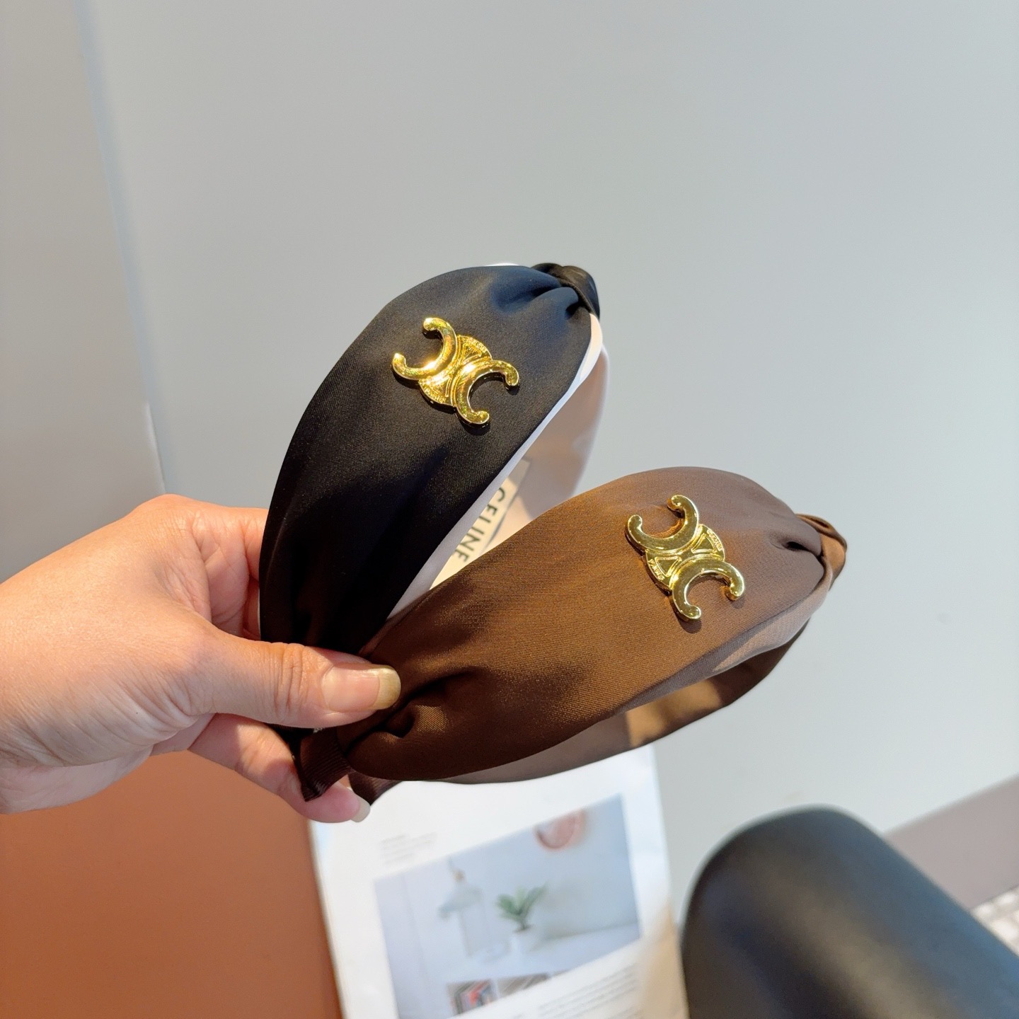 配包装P65
CELINE（赛琳）新品网红同款发箍，佩戴舒适无压力，造型搭配必备！时尚外出百搭款发饰！