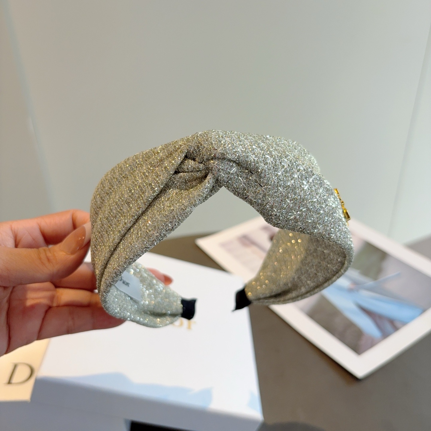 配包装P65
Dior（迪奥）经典交叉款大牌发箍, 网红爆款头箍、让你的魅力绽放 清新淑女范让时尚更简单。