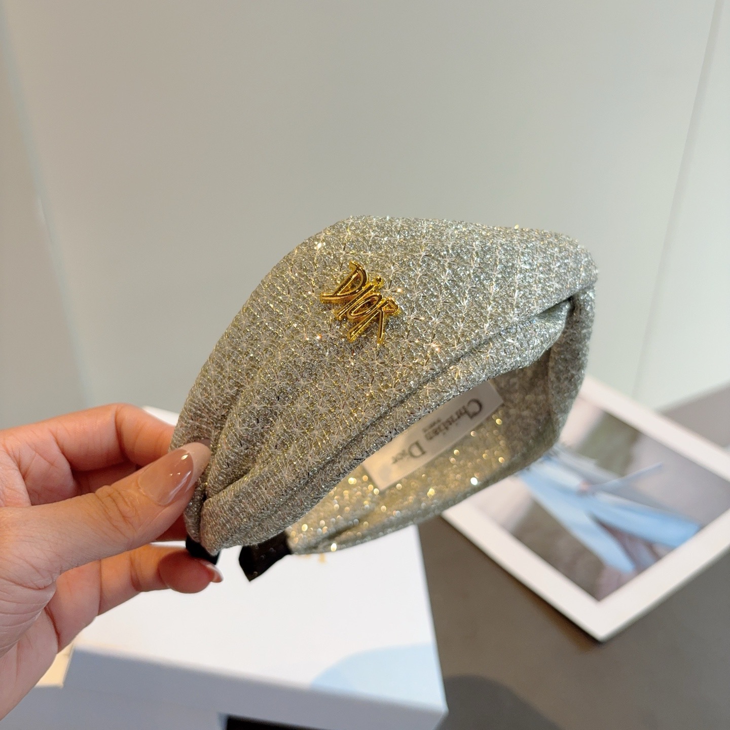 配包装P65
Dior（迪奥）经典交叉款大牌发箍, 网红爆款头箍、让你的魅力绽放 清新淑女范让时尚更简单。