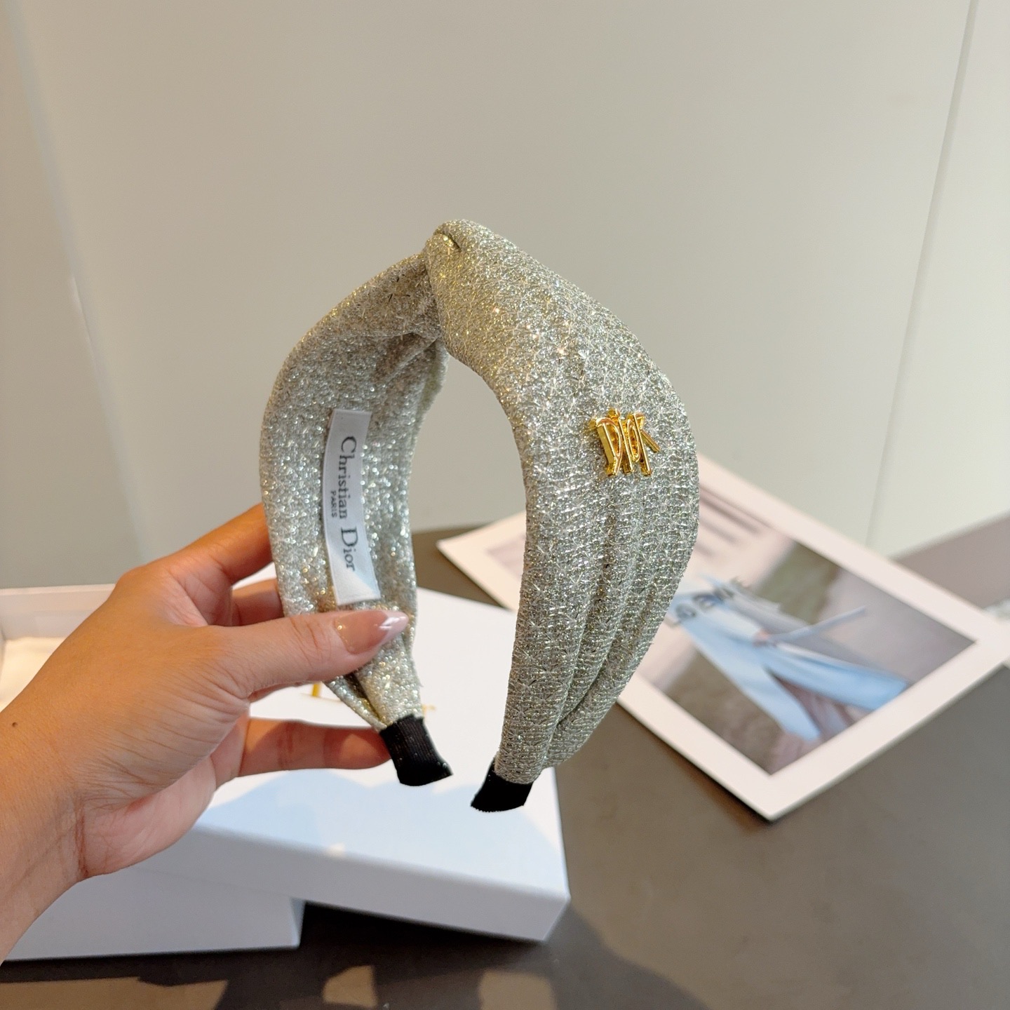 配包装P65
Dior（迪奥）经典交叉款大牌发箍, 网红爆款头箍、让你的魅力绽放 清新淑女范让时尚更简单。